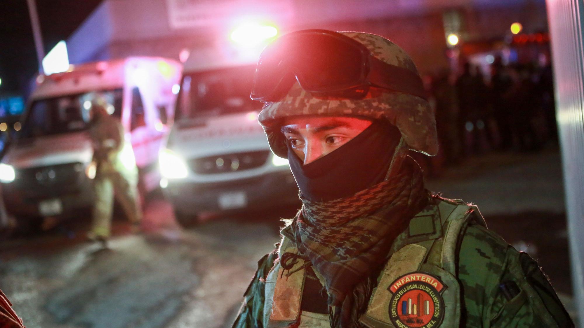 Ein Soldat bewacht den Eingang einer Migrantenunterkunft, in der ein tödliches Feuer ausgebrochen war. Bei einem Brand in einer Migrantenunterkunft im Norden von Mexiko sind mindestens 39 Menschen ums Leben gekommen.