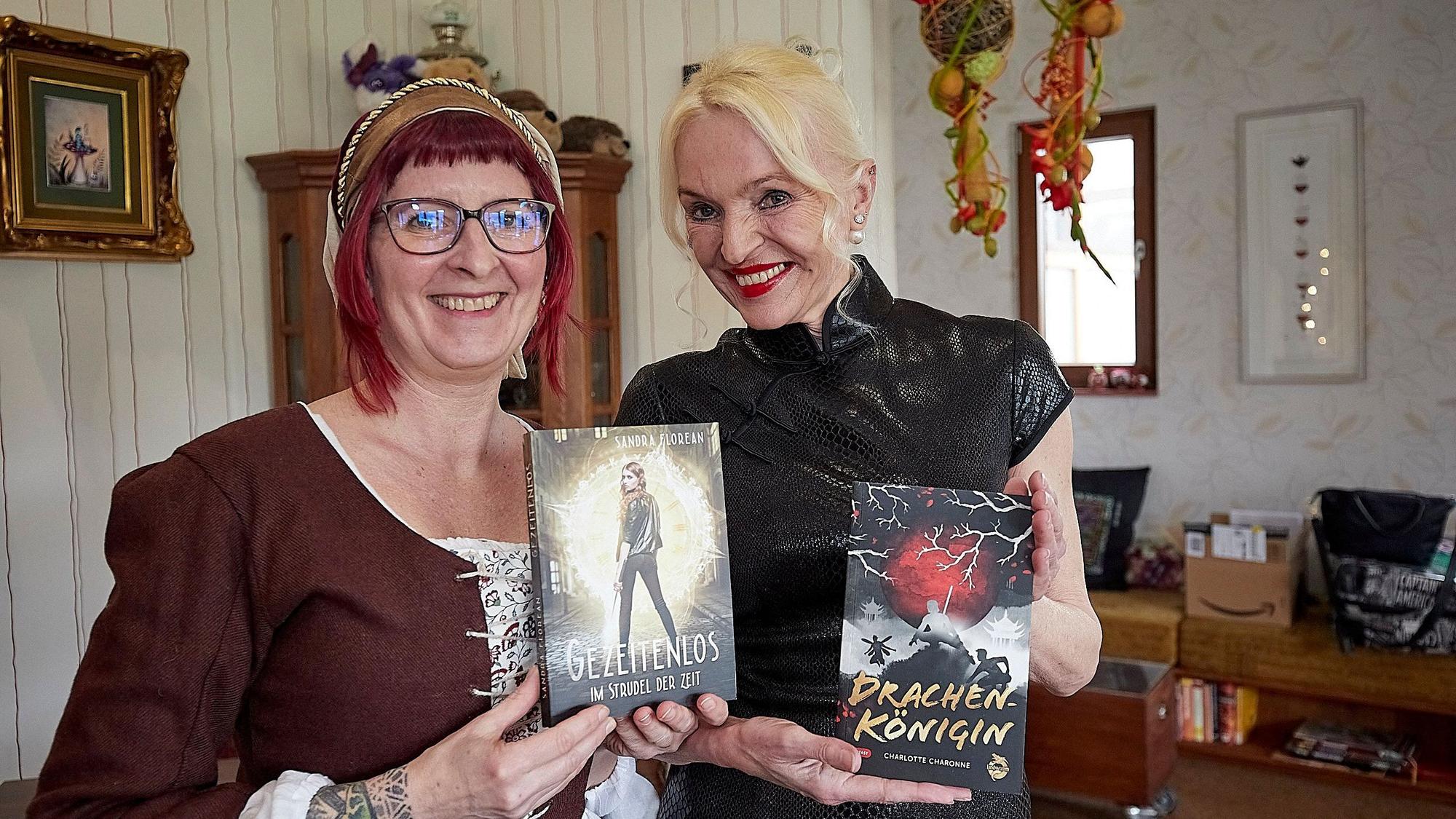 Sandra Florean (l.) und Charlotte Charonne zeigen ihre Romanen.