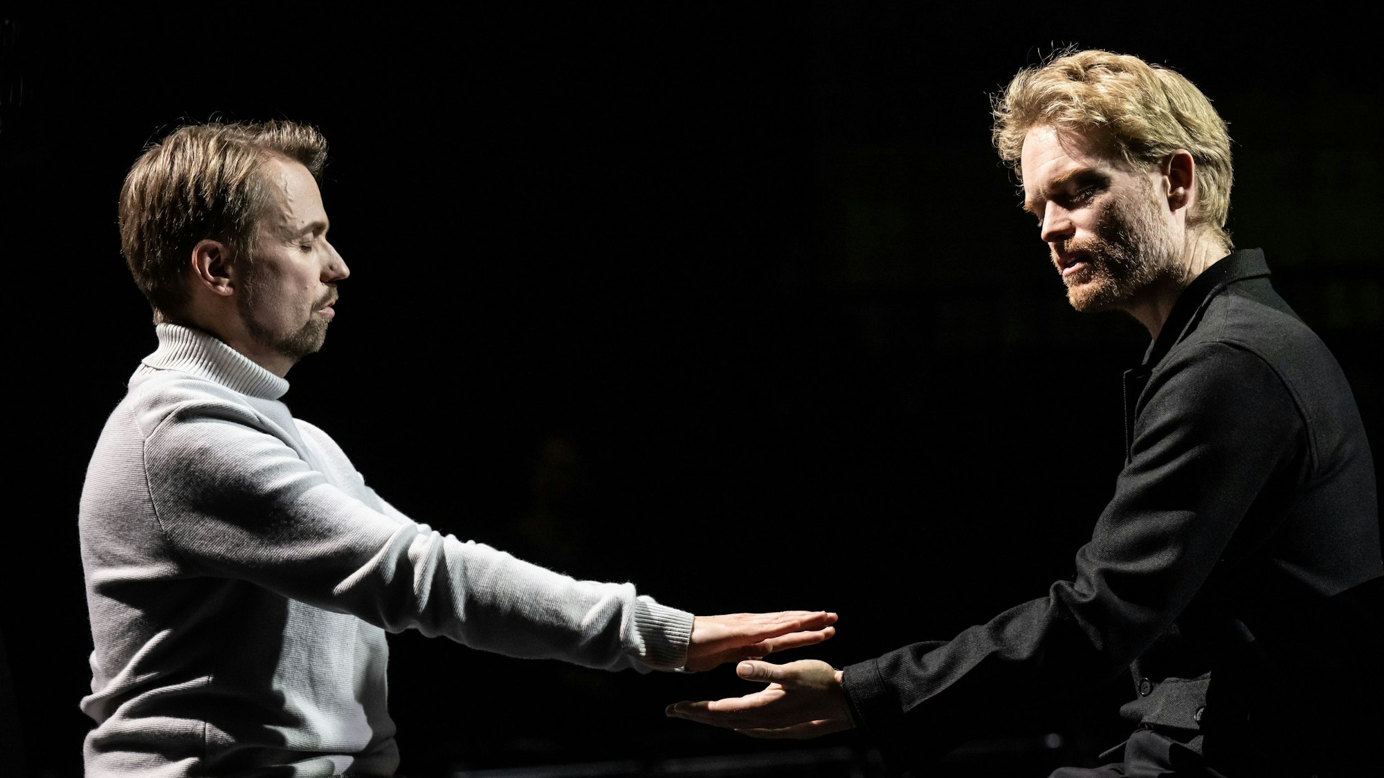 Kammersänger Miljenko Turk (links) und Regisseur Frederic Wake-Walker in „Das Biest im Dschungel“.