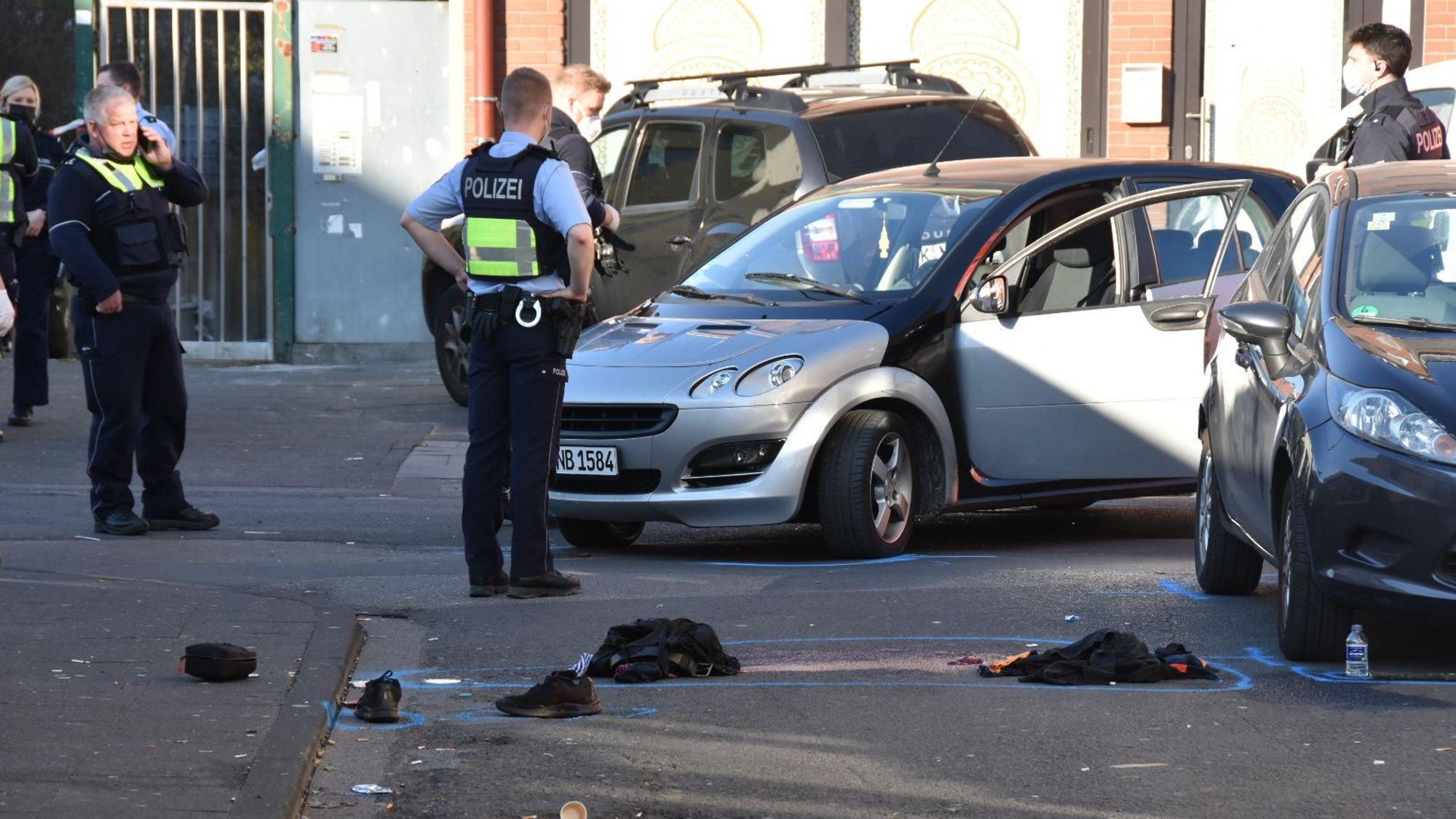 Schule und Kleidungsstücke liegen nach dem brutalen Überfall auf der Straße.