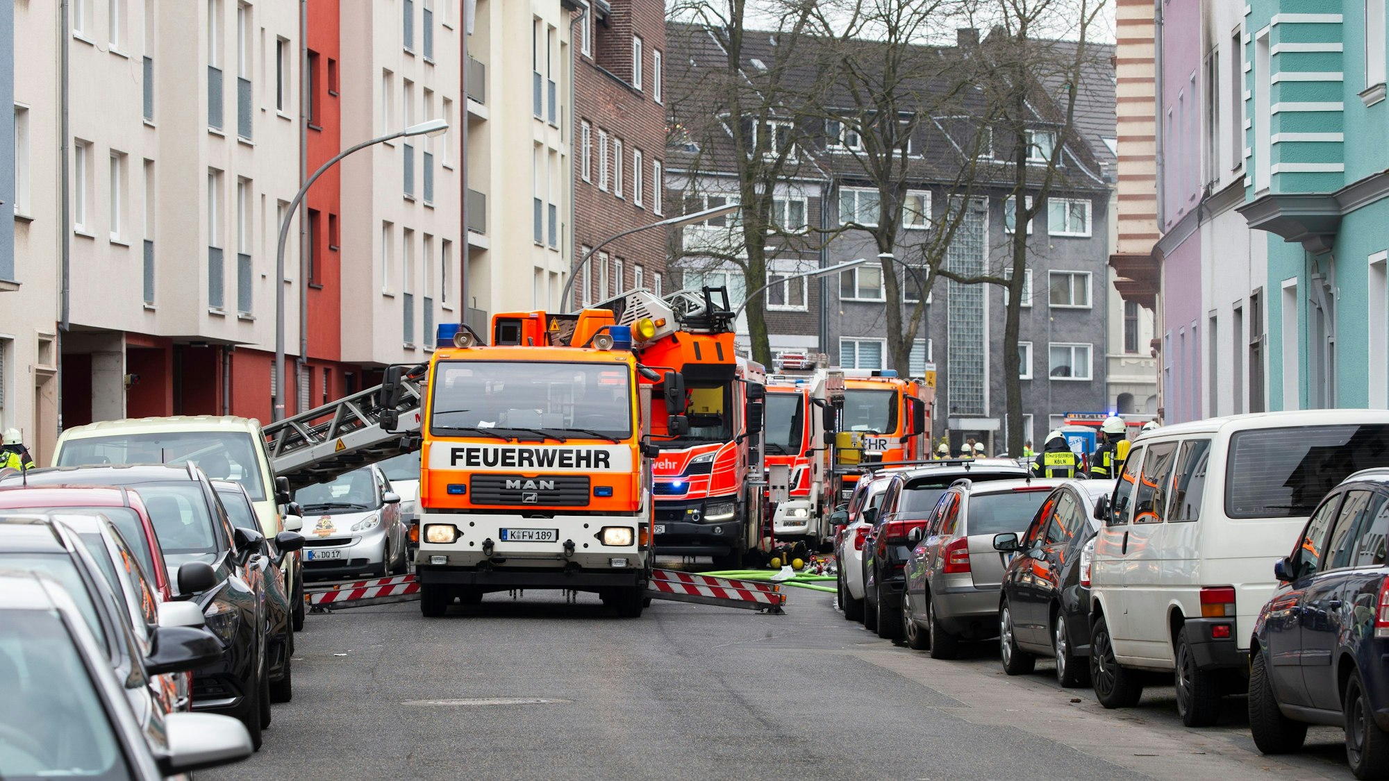 Feuerwehrautos stehen auf einer Straße.