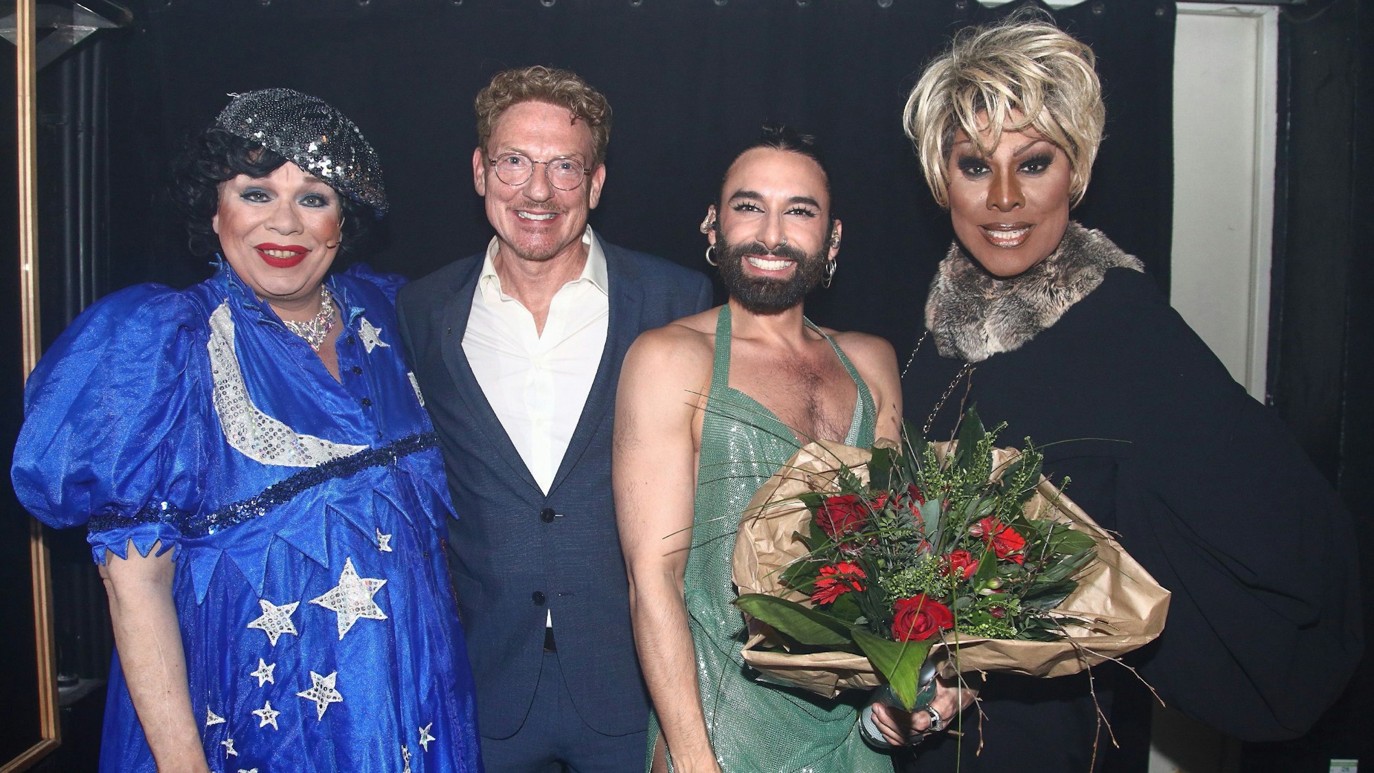 30 Jahre Birken-Apotheke: Erik Tenberken mit den Künstlern des Abends (v.l.) Sophie Russel als "Trude Herr", Catherrine Leclery und Conchita Wurst.