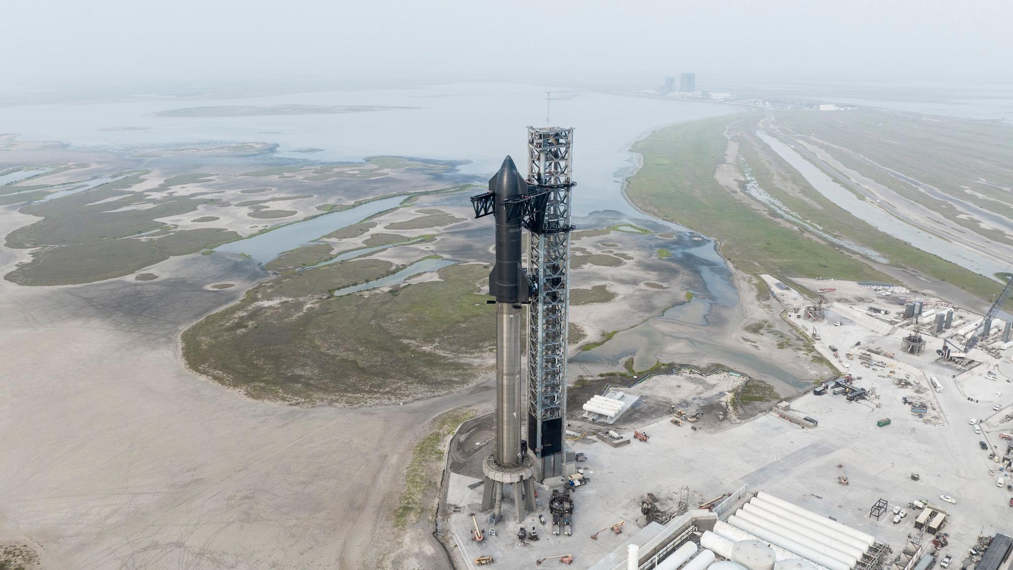 Eine Rakete steht auf einem Startplatz.