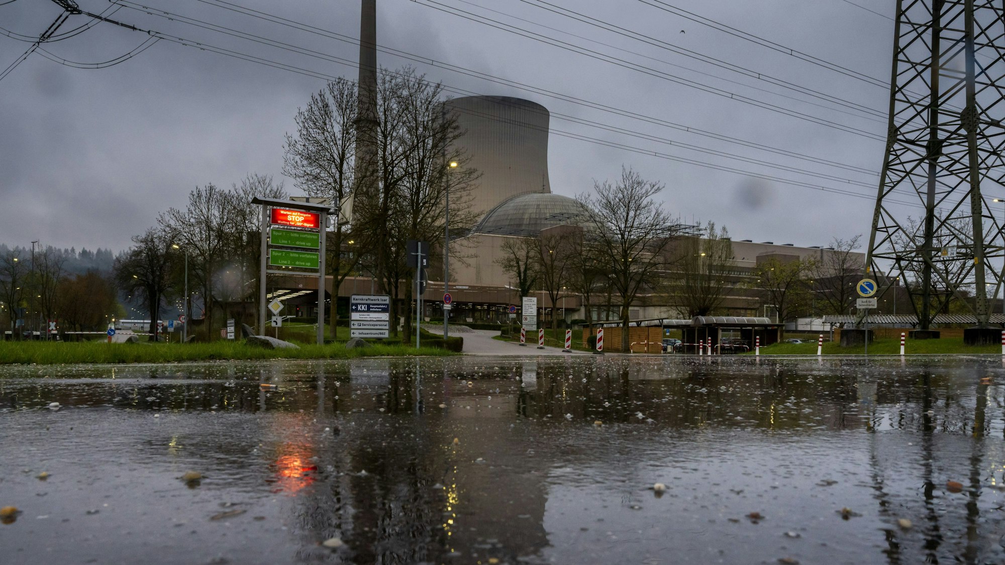 Wasserdampf steigt aus dem Kühlturm des Kernkraftwerks Isar 2.