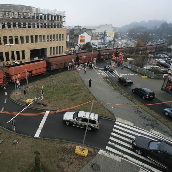 Driescher Kreisel in Bergisch Gladbach mit neuen Schranken und Ampeln.