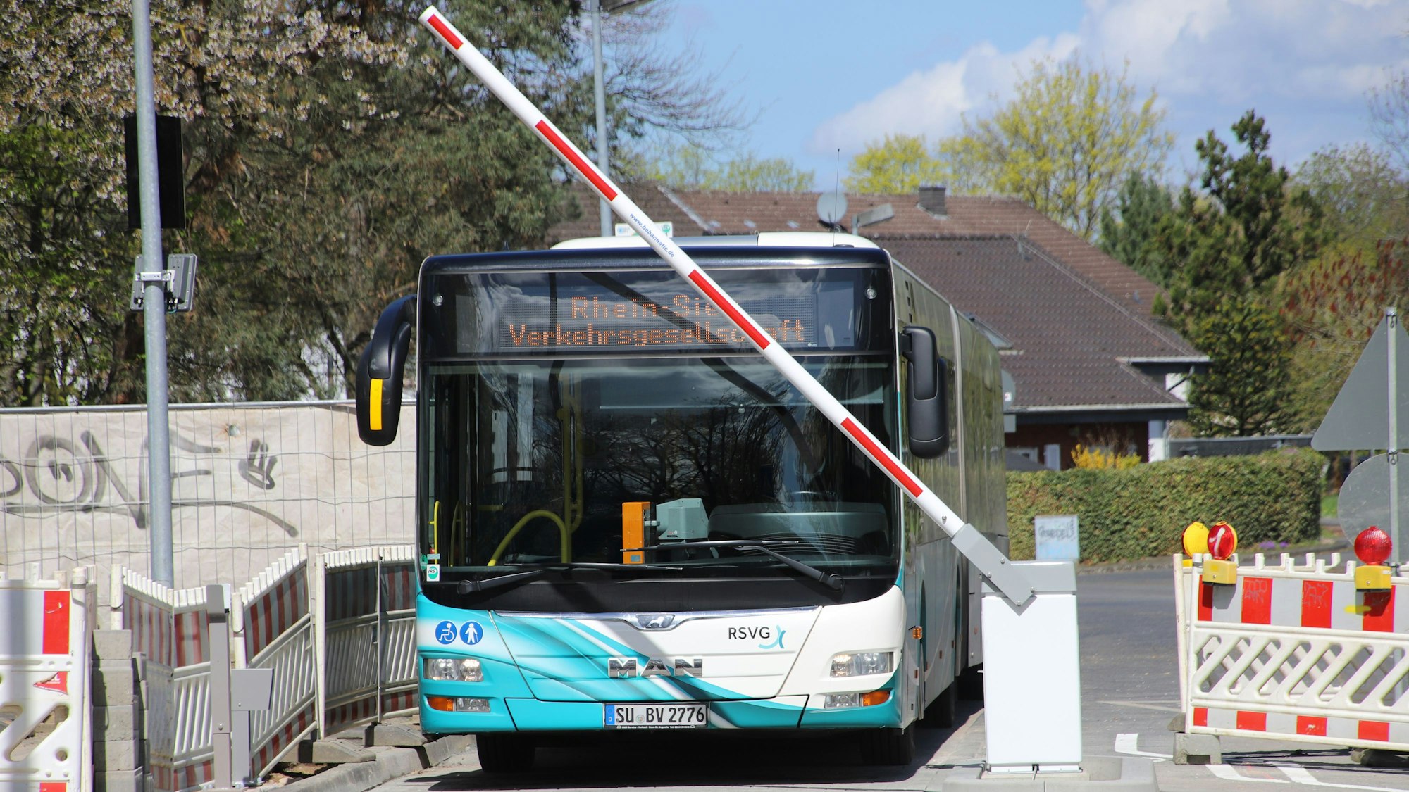 Seit dem 17. April 2023 ist die Fritz-Jacobi-Straße abgebunden durch eine Schrankenanlage. Die Gebäude des Schulcampus sind miteinander verbunden, ohne fließenden Verkehr.