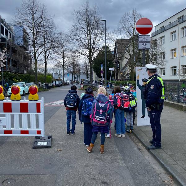 Keine Durchfahrt mehr in die Lindenbornstraße zu Schulbeginn.
