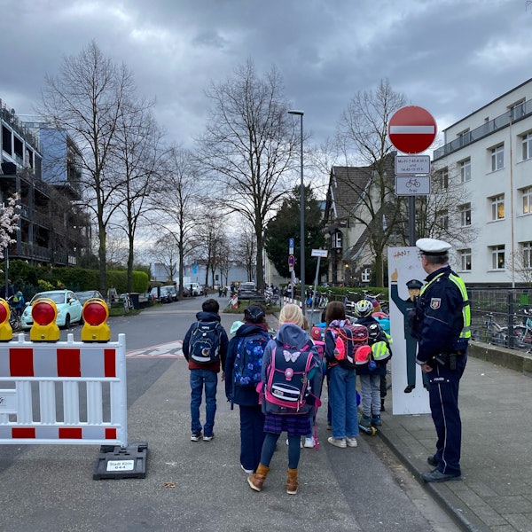 Keine Durchfahrt mehr in die Lindenbornstraße zu Schulbeginn.