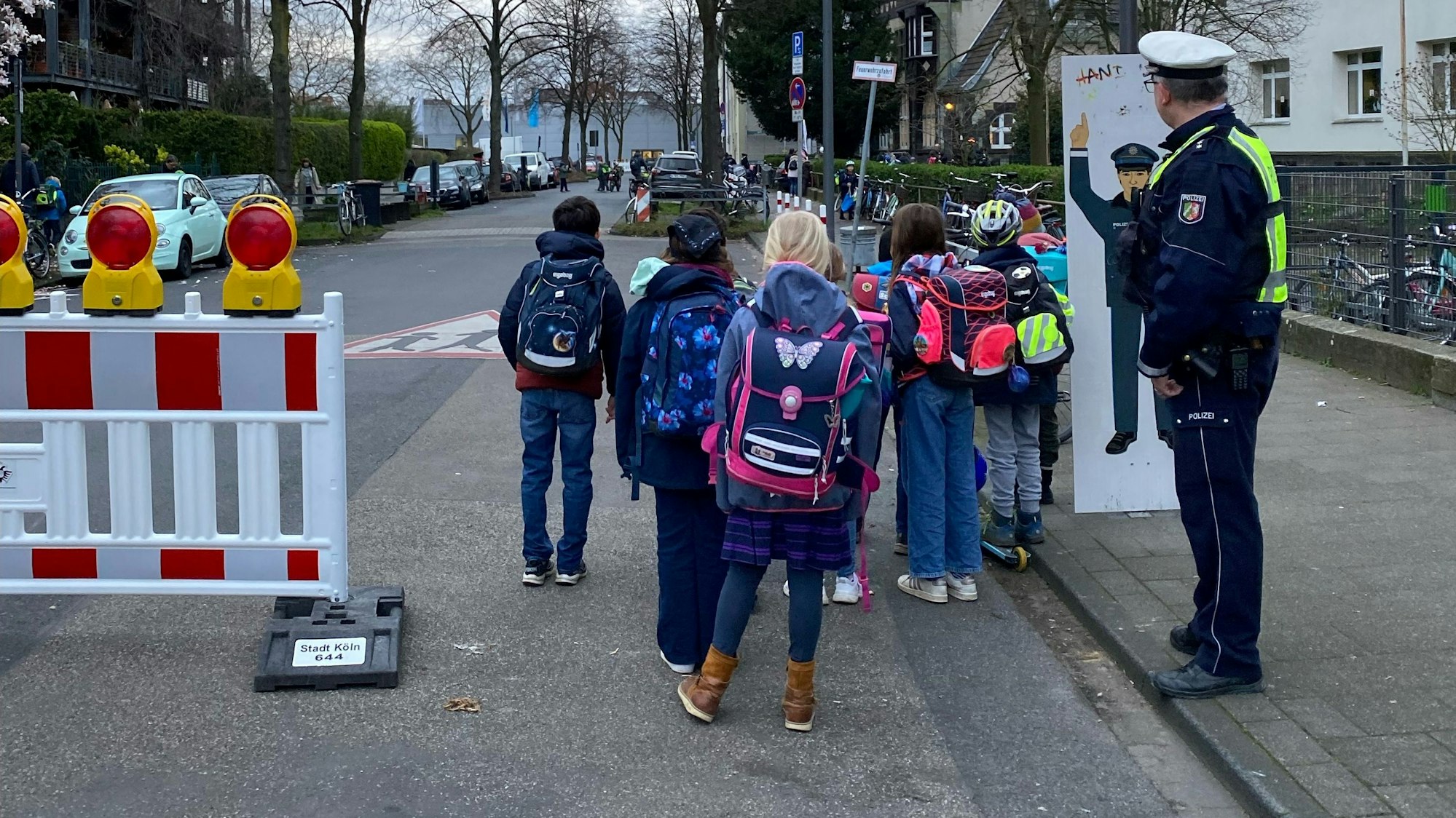 Keine Durchfahrt mehr in die Lindenbornstraße zu Schulbeginn.