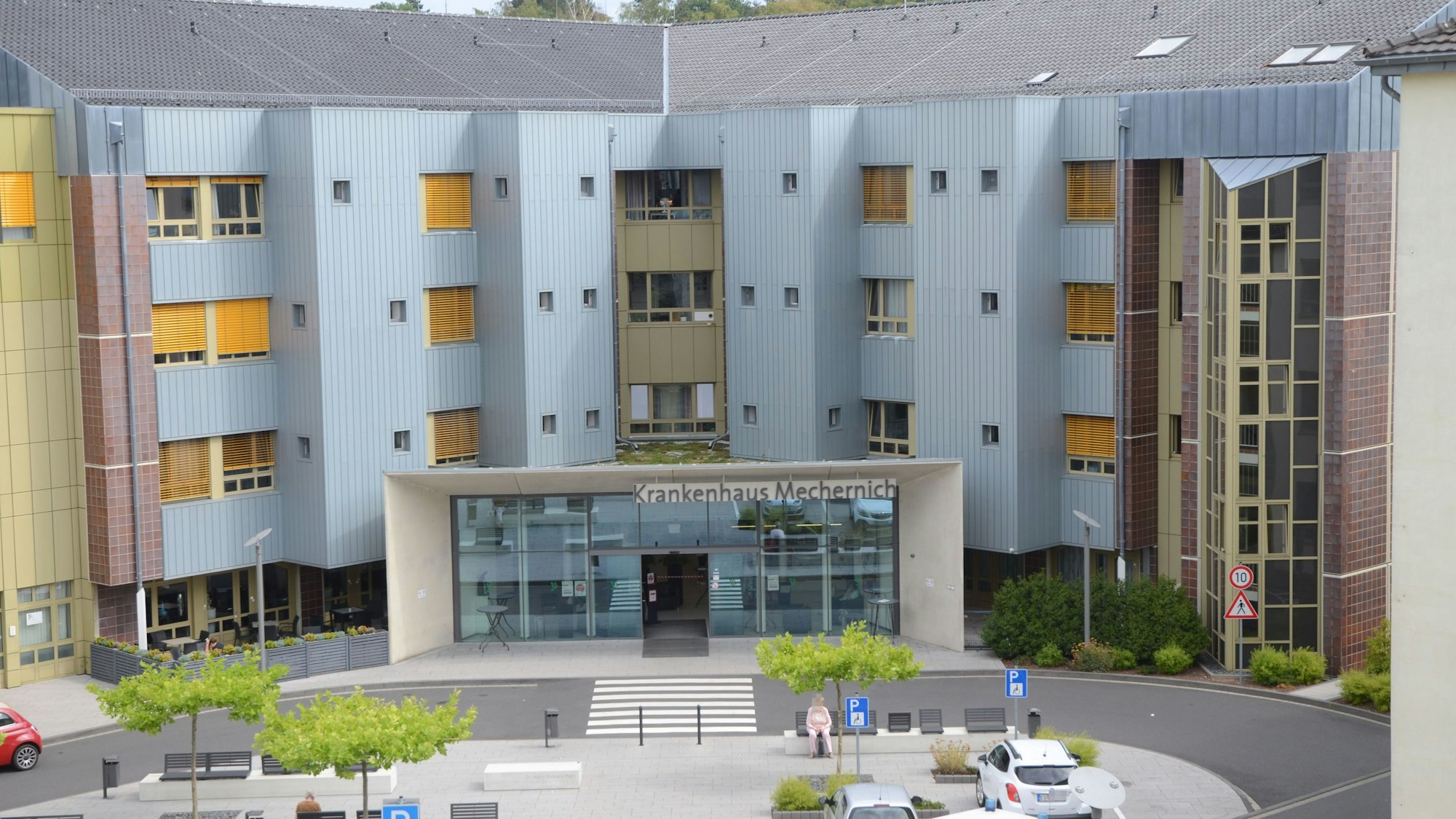 Das Bild zeigt den Haupteingang des Kreiskrankenhauses in Mechernich.