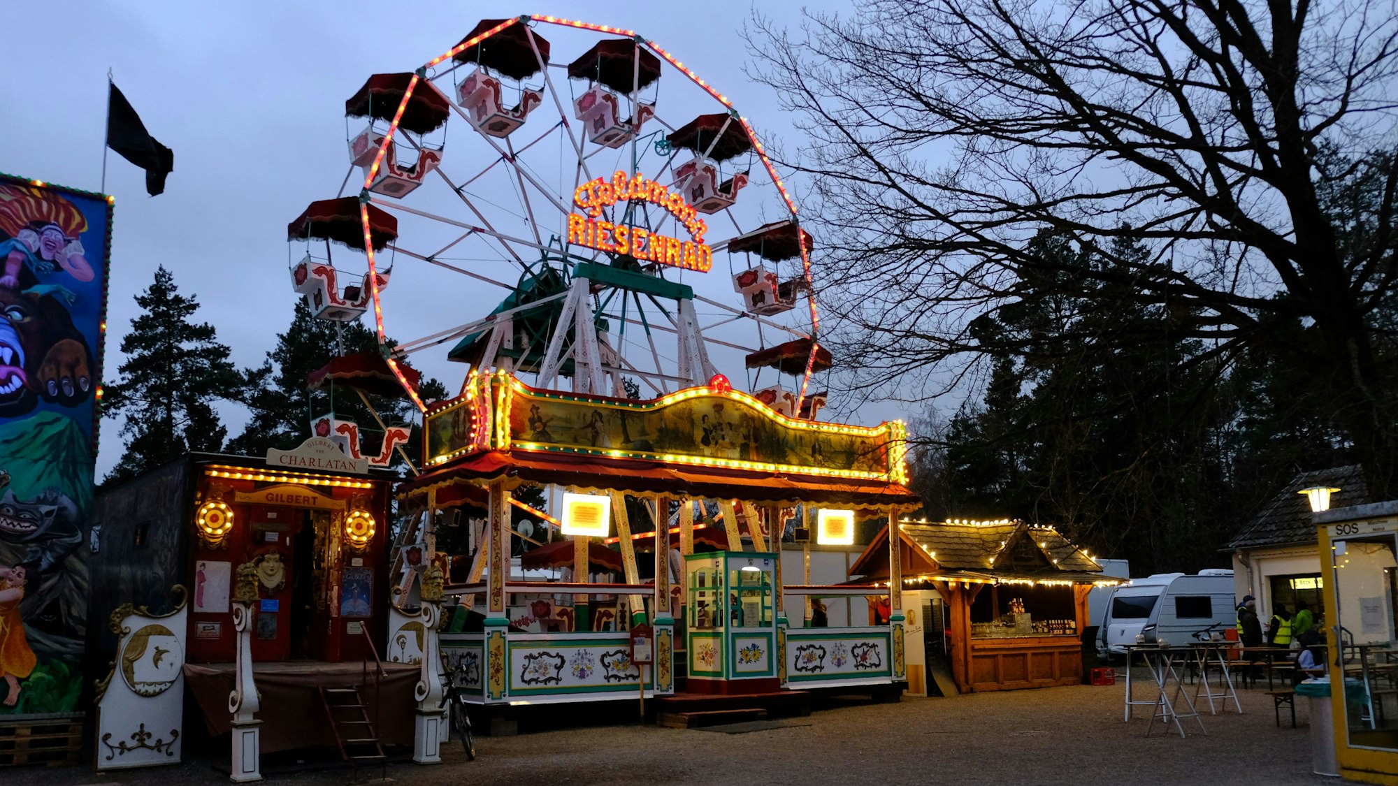 Jahrmarkt anno dazumal im Freilichtmuseum Kommernin den Abendstunden.