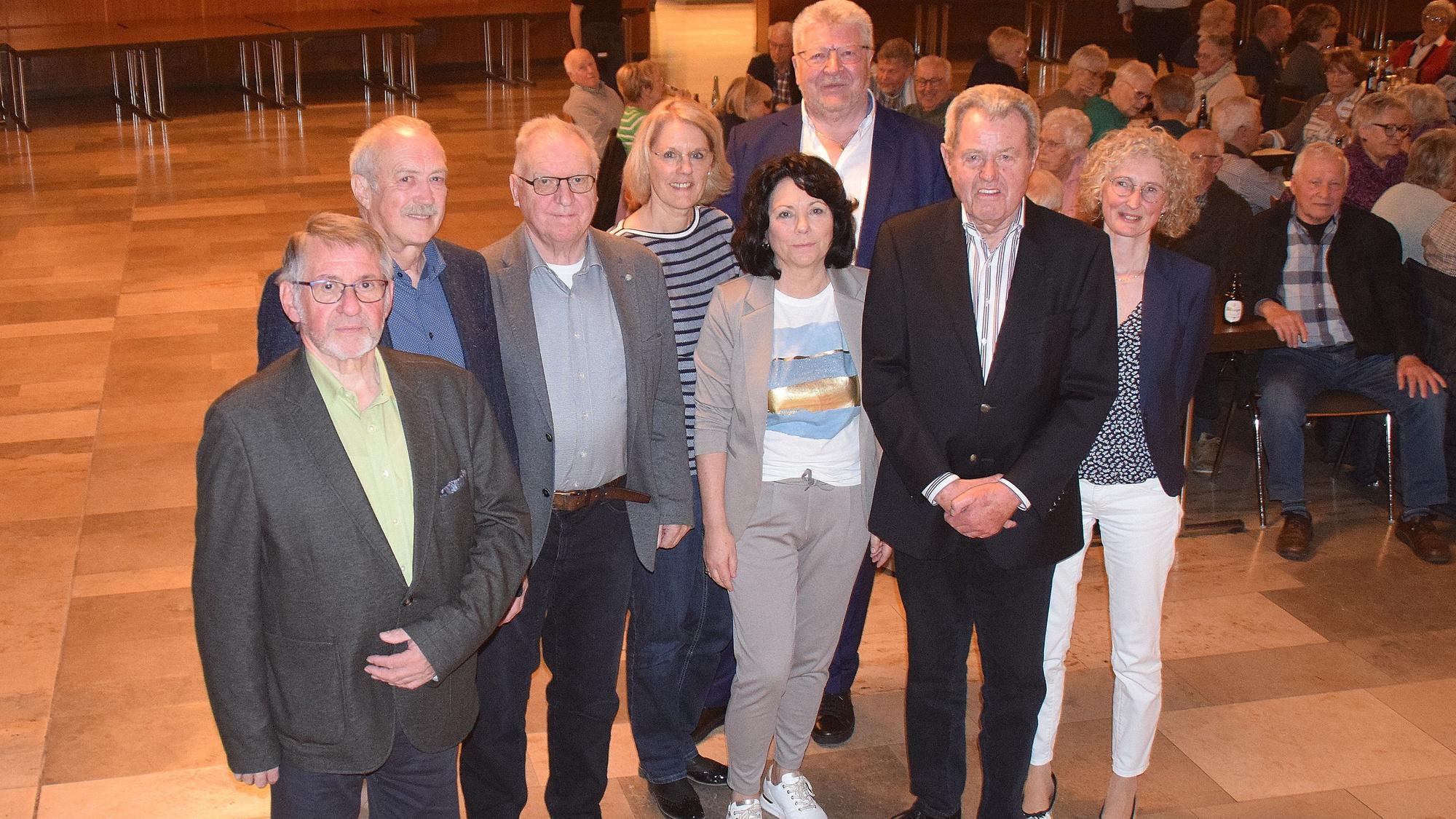 16. April 2023 Rheinbach. Der neue Vorstand des Brauchtumsvereins mit seinen scheidenden Mitgliedern (von links nach rechts): Wolfgang Pickel (Ex-Schriftführer), Heinrich Gammel (Ex-Kassierer), Alfred Eich (Beisitzer), Hannelore Paas (Kassiererin), Monika Kühn (stv. Vorsitzende), Ludwig Simons (Vorsitzender), Karl-Heinz Joisten (Ex-Vorsitzender), Martina Klemp (Schriftührerin). Foto: Frank Engel-Strebel