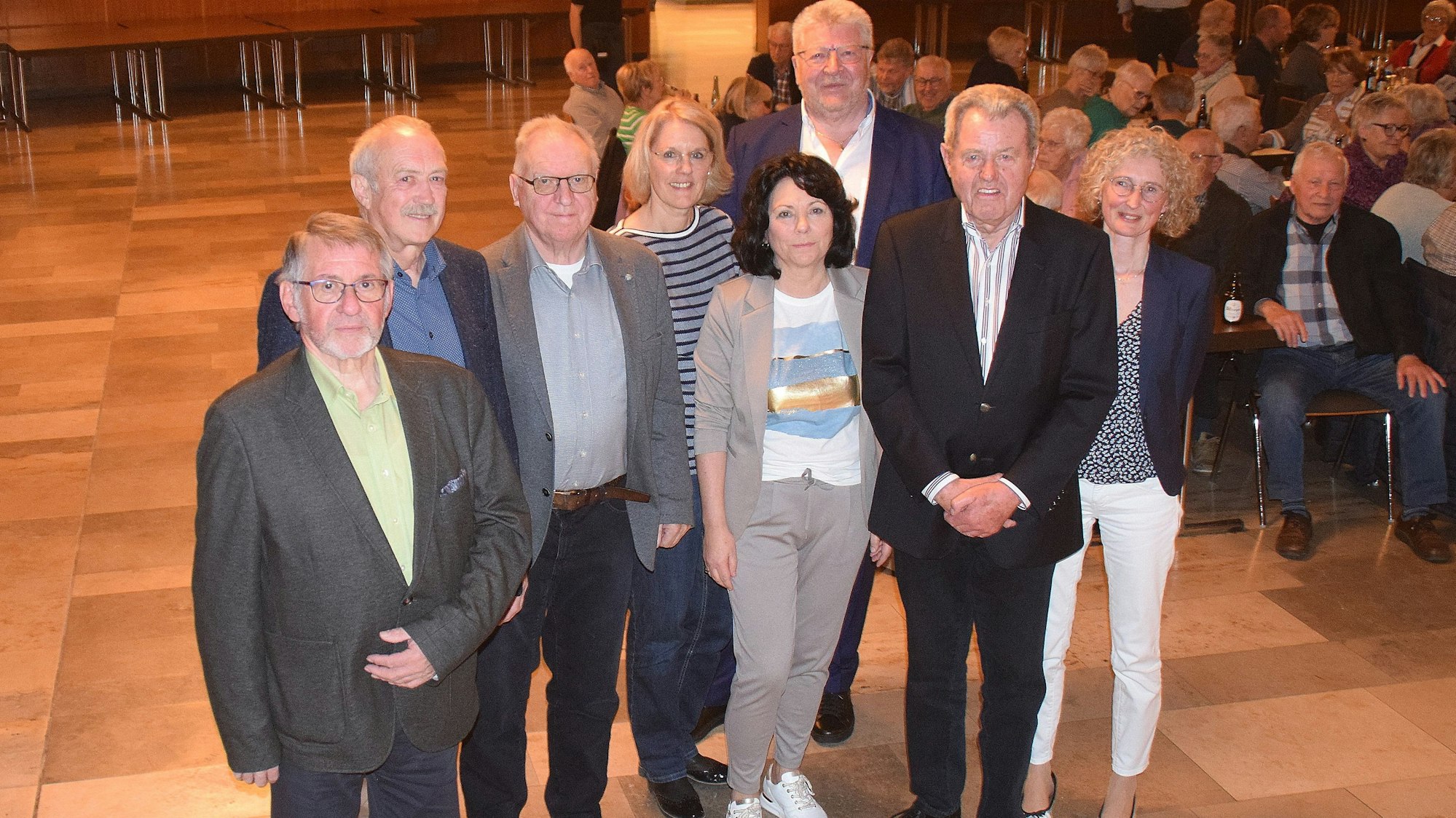 16. April 2023 Rheinbach. Der neue Vorstand des Brauchtumsvereins mit seinen scheidenden Mitgliedern (von links nach rechts): Wolfgang Pickel (Ex-Schriftführer), Heinrich Gammel (Ex-Kassierer), Alfred Eich (Beisitzer), Hannelore Paas (Kassiererin), Monika Kühn (stv. Vorsitzende), Ludwig Simons (Vorsitzender), Karl-Heinz Joisten (Ex-Vorsitzender), Martina Klemp (Schriftührerin). Foto: Frank Engel-Strebel