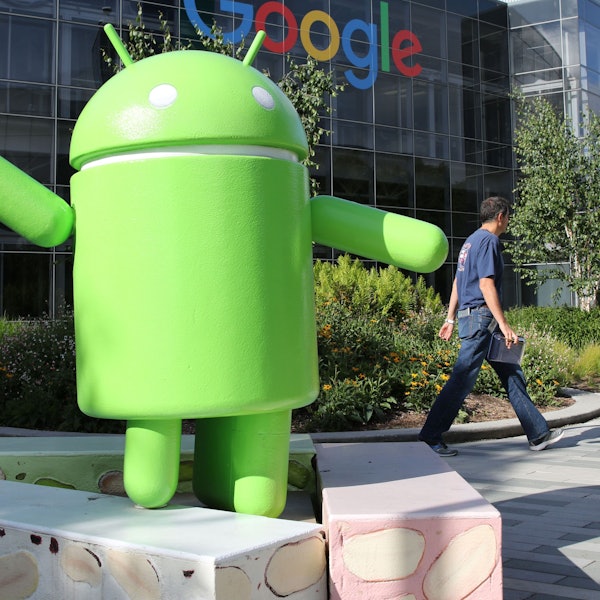 Ein übergroße Android-Figur steht auf dem Firmencampus von Google im kalifornischen Mountain View (USA).