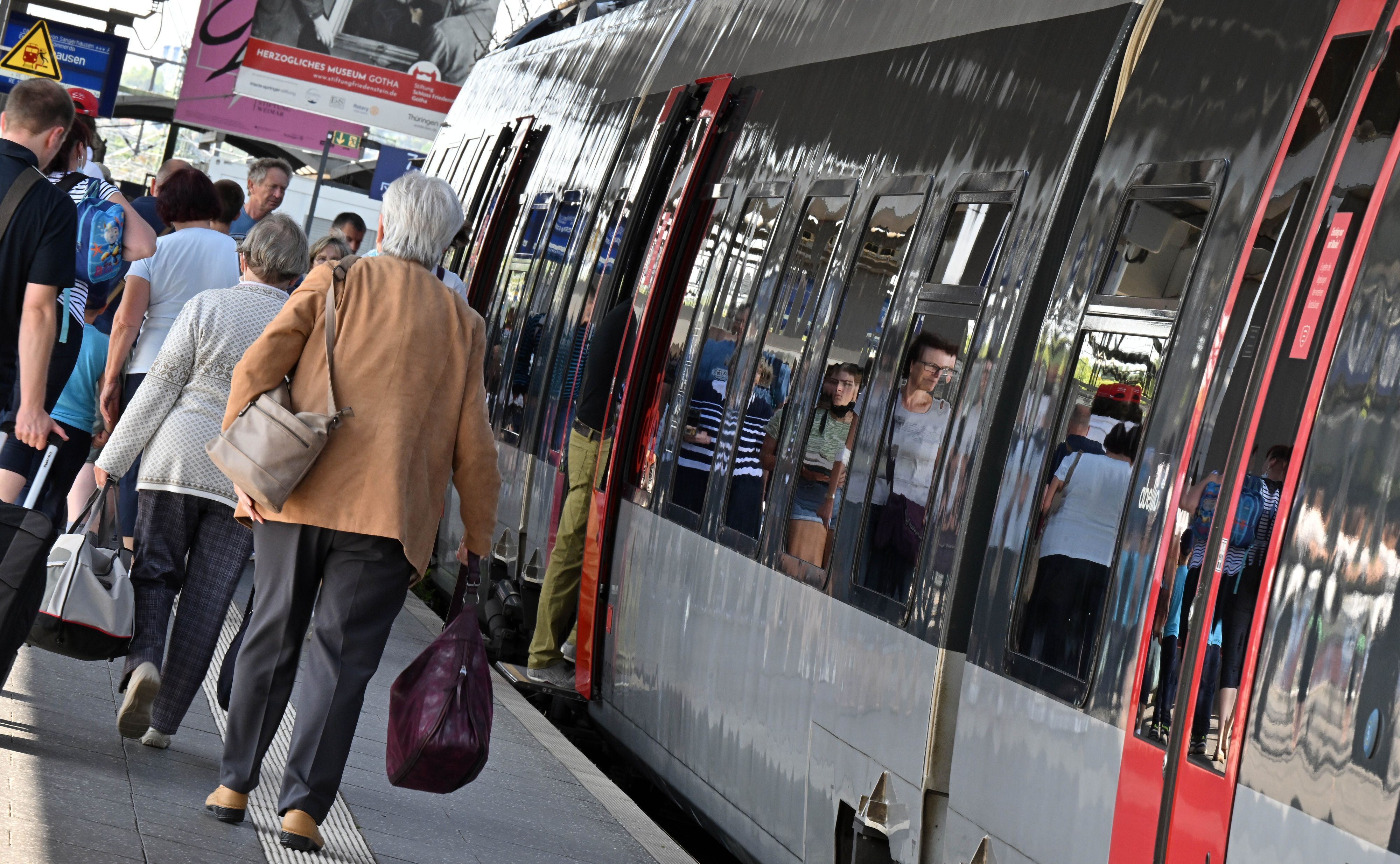Reisende strömen aus einem Regionalzug im Erfurter Hauptbahnhof.