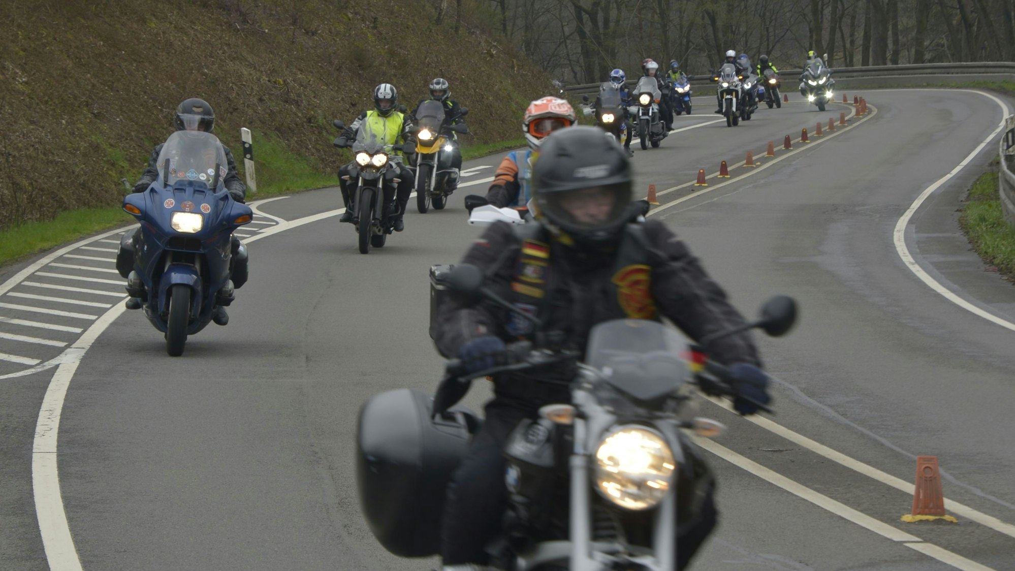 Es sind Motorradfahrer zu sehen, die beim Bergischen Anlassen die genannte Strecke fahren.