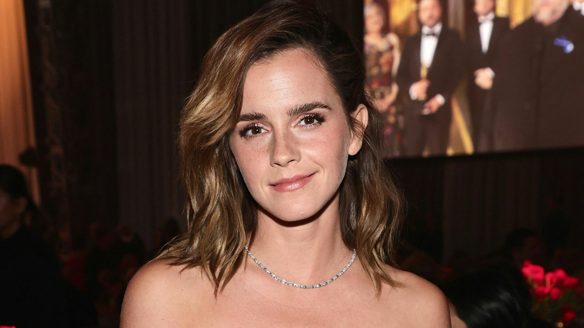 Emma Watson bei den Oscars 2023 im März. Im Hintergrund ist eine Leinwand zu sehen.