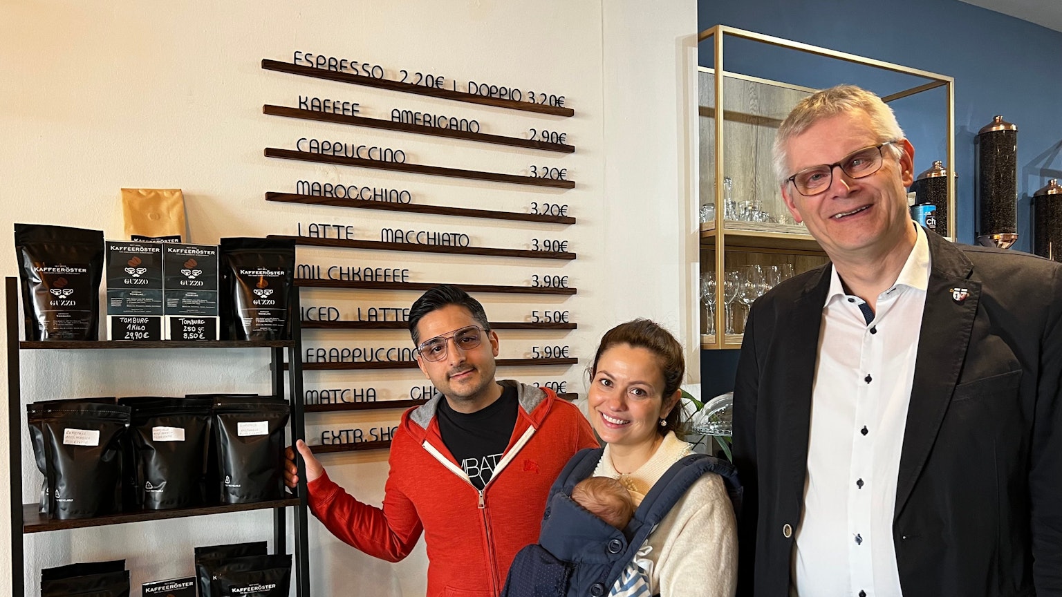 Rheinbach neues Lokal "Der Süden"
Inhaber Alessandro Guzzo mit Ehefrau Alicia Valero Nadal und Bürgermeister Ludger Banken