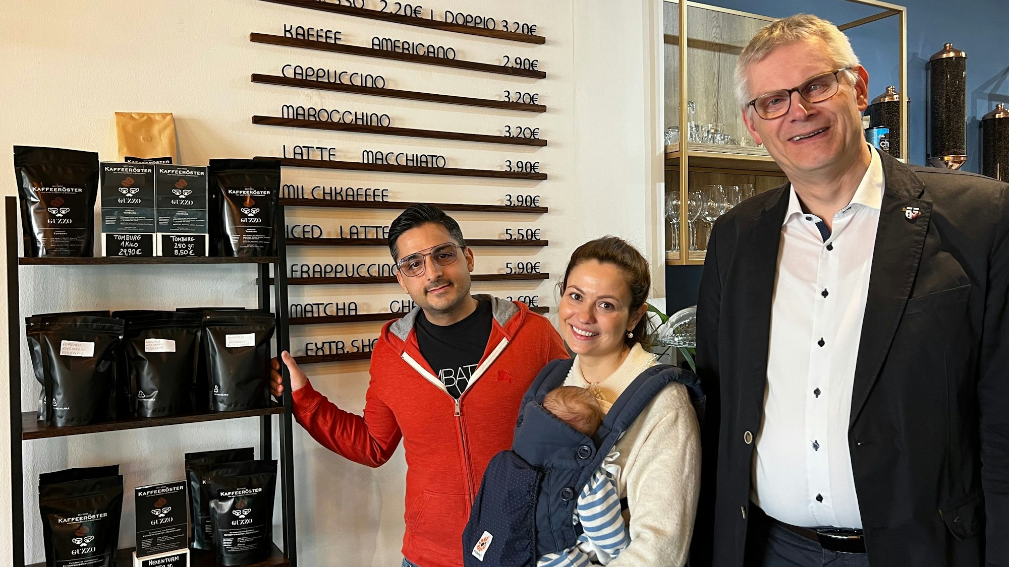 Rheinbach neues Lokal "Der Süden"
Inhaber Alessandro Guzzo mit Ehefrau Alicia Valero Nadal und Bürgermeister Ludger Banken