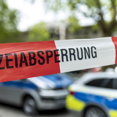 Ein mit Flatterband der Polizei NRW abgesperrter Bereich.