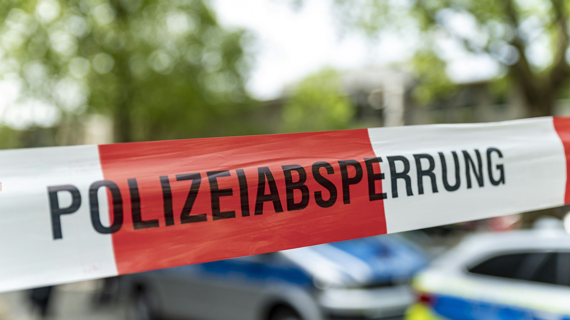 Die Polizei ermittelt, nachdem drei Kinder und ein Mann am Sonntag in Meißen tot aufgefunden wurden. (Symbolbild)