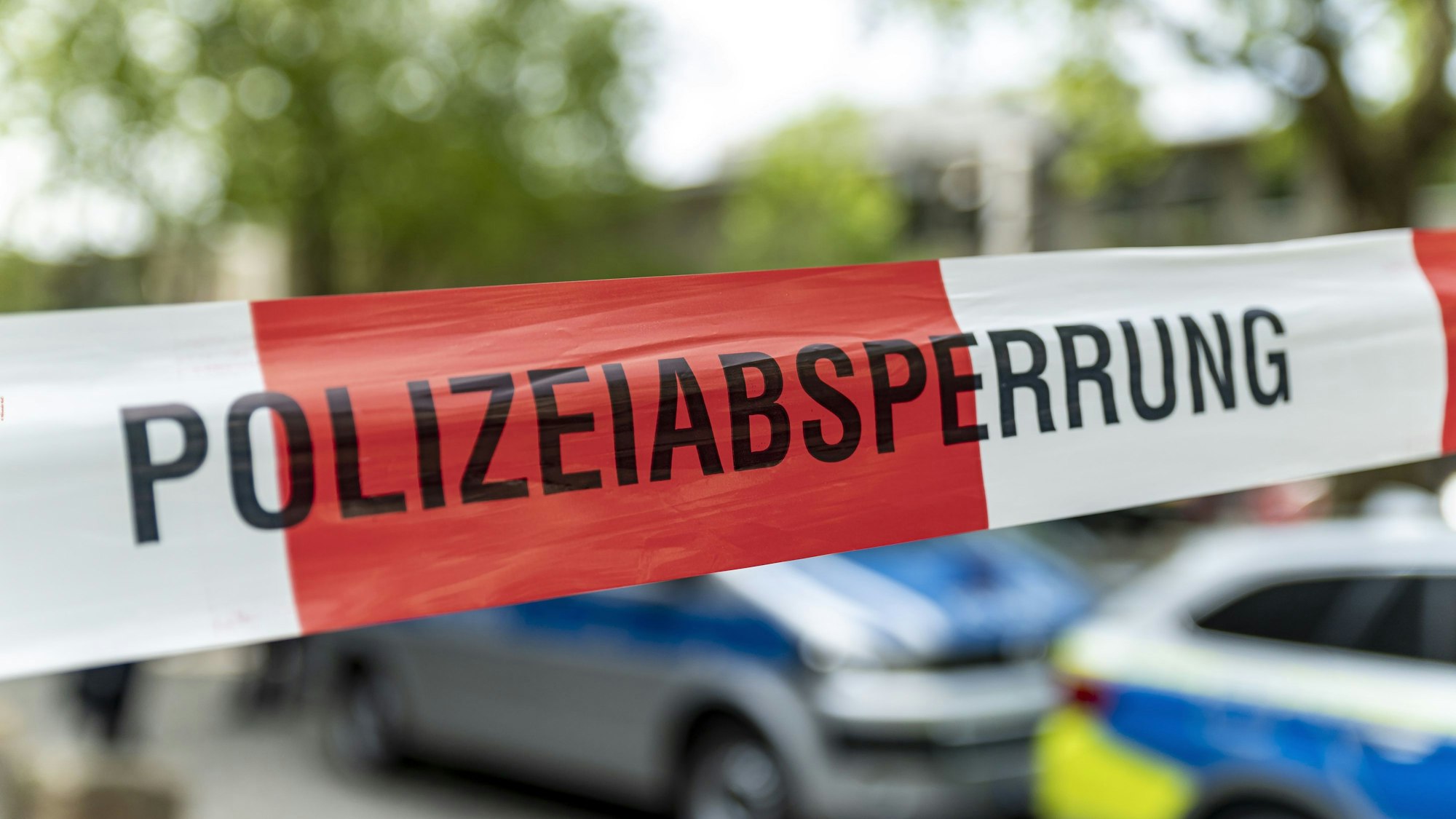 Ein mit Flatterband der Polizei NRW abgesperrter Bereich.