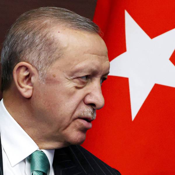 Recep Tayyip Erdogan, Präsident der Türkei, steht neben einer türkischen Flagge