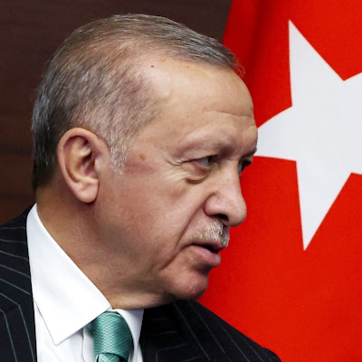 Recep Tayyip Erdogan, Präsident der Türkei, steht neben einer türkischen Flagge