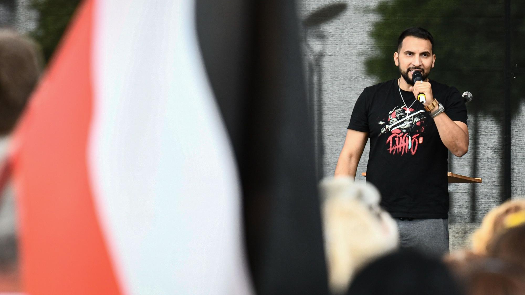 Der Vegan-Koch Attila Hildmann spricht bei einer Demonstration gegen die Corona-Maßnahmen vor dem Reichstag. +++ dpa-Bildfunk +++