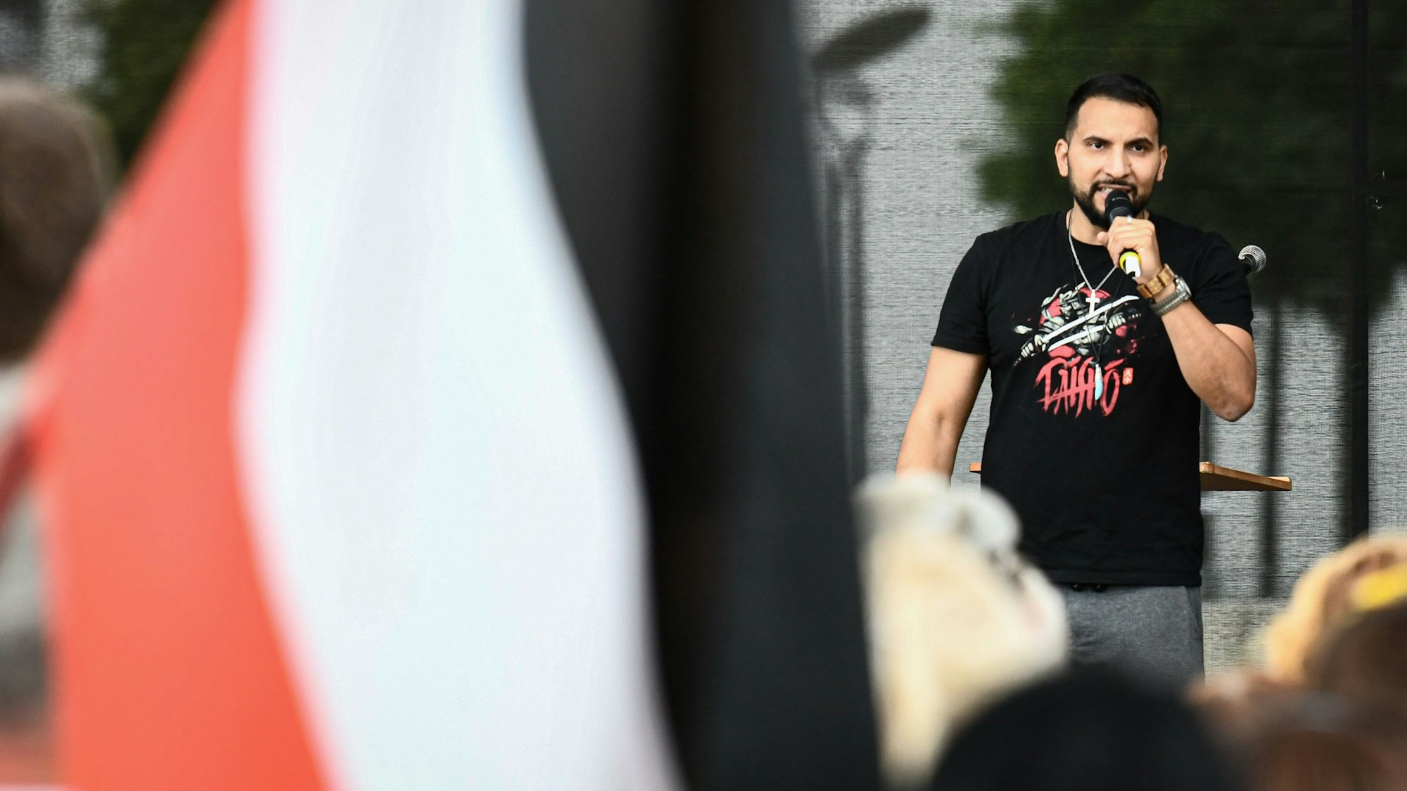 Der Vegan-Koch Attila Hildmann spricht bei einer Demonstration gegen die Corona-Maßnahmen vor dem Reichstag. +++ dpa-Bildfunk +++