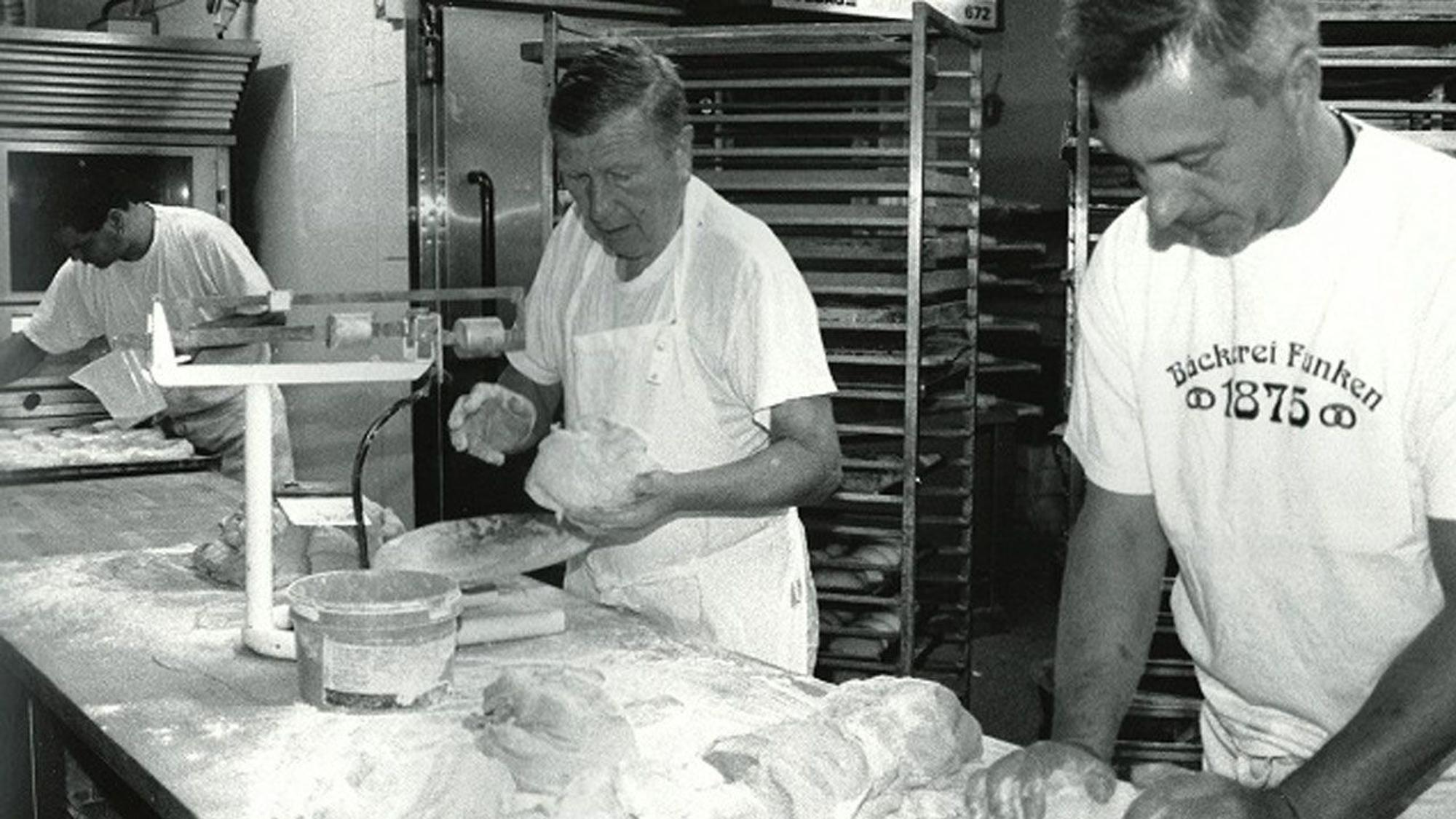 Vater und Sohn: Friedhelm (r.) lernte sein Handwerk in Siegburg und übernahm später den Familienbetrieb in Much-Marienfeld von Vater Kalli.