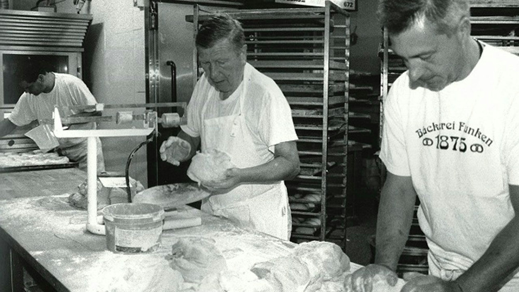Vater und Sohn: Friedhelm (r.) lernte sein Handwerk in Siegburg und übernahm später den Familienbetrieb in Much-Marienfeld von Vater Kalli.