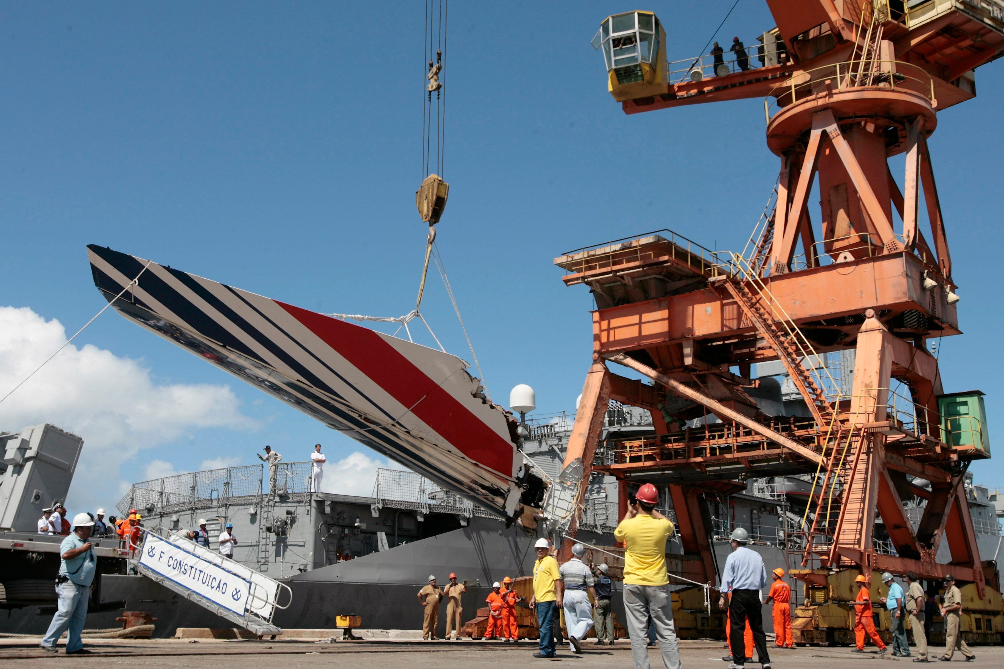 Die Überreste von Flug AF447 2009 im Hafen von Recife