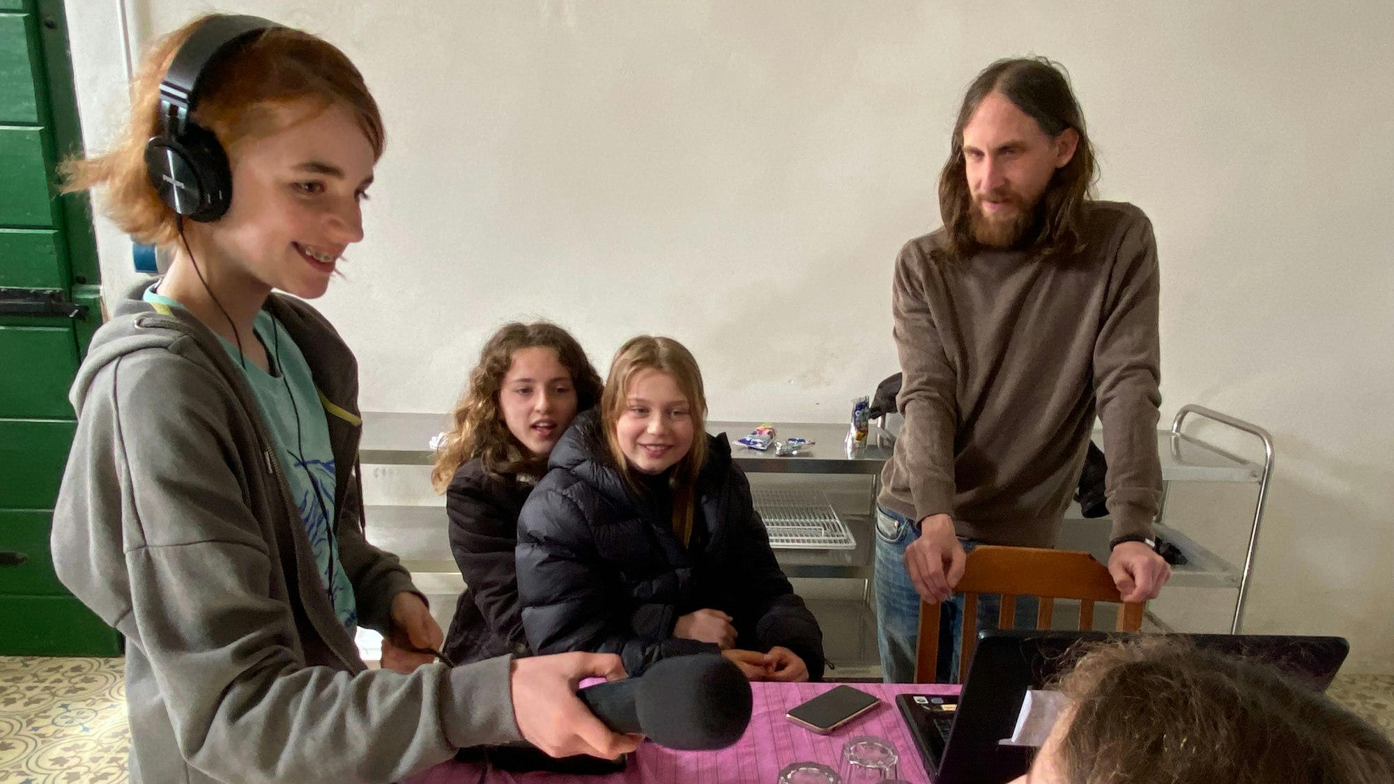 Die Mädchen und Jungs, die auf dem Bild zu sehen sind, nahmen Geräusche und Erzählstimmen auf.