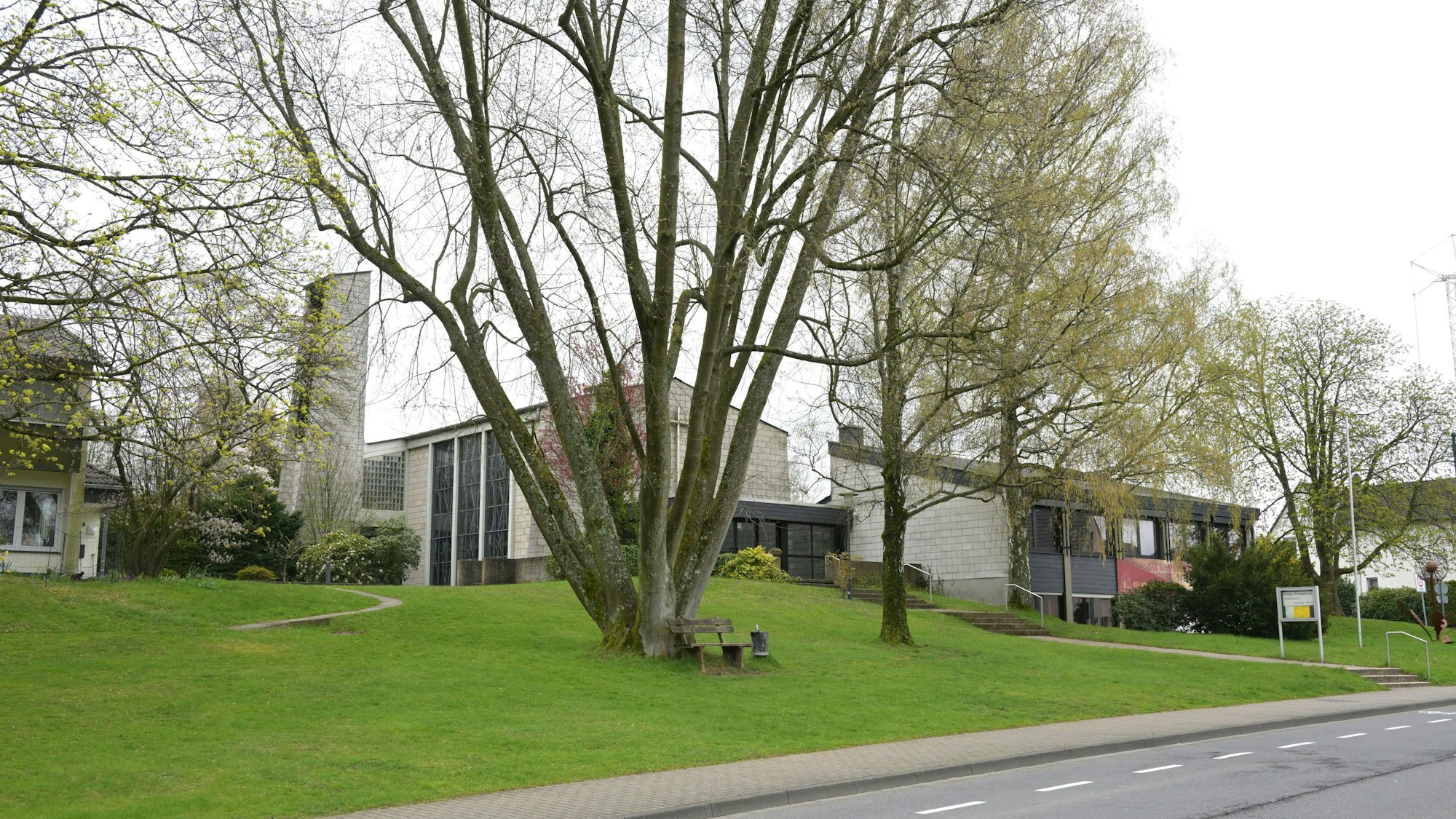 Es ist die Evangelische Christuskirche in Forsbach zu sehen.