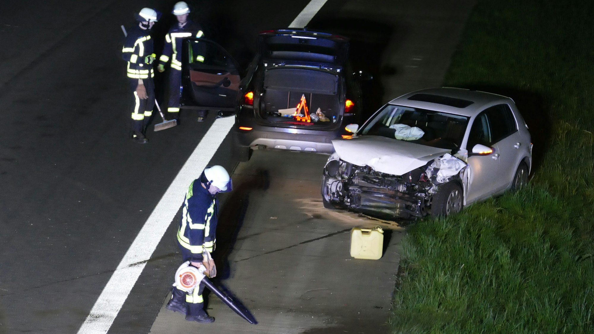 Ein Falschfahrer verursacht einen Unfall auf der A560 in Hennef am 17. April 2023.
Die beiden beschädigten Wagen blieben auf dem Seitenstreifen stehen.