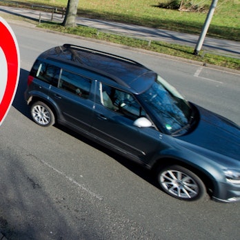 Ein Auto fährt an einem Verkehrsschild für eine Geschwindigkeitsbegrenzung von 30 Stundenkilometer vorbei.