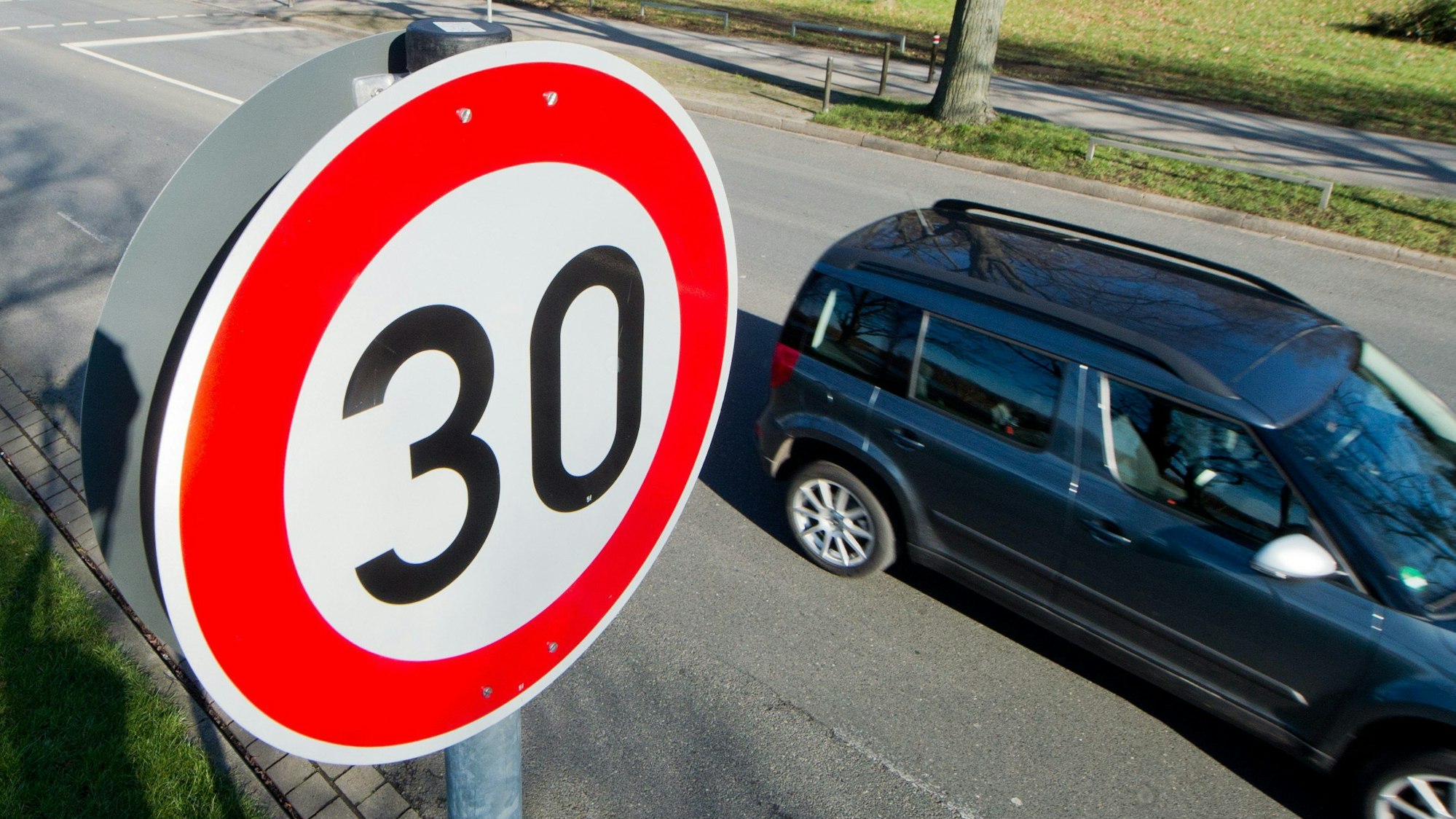 Ein Tempo 30-Schild an einer Straße.