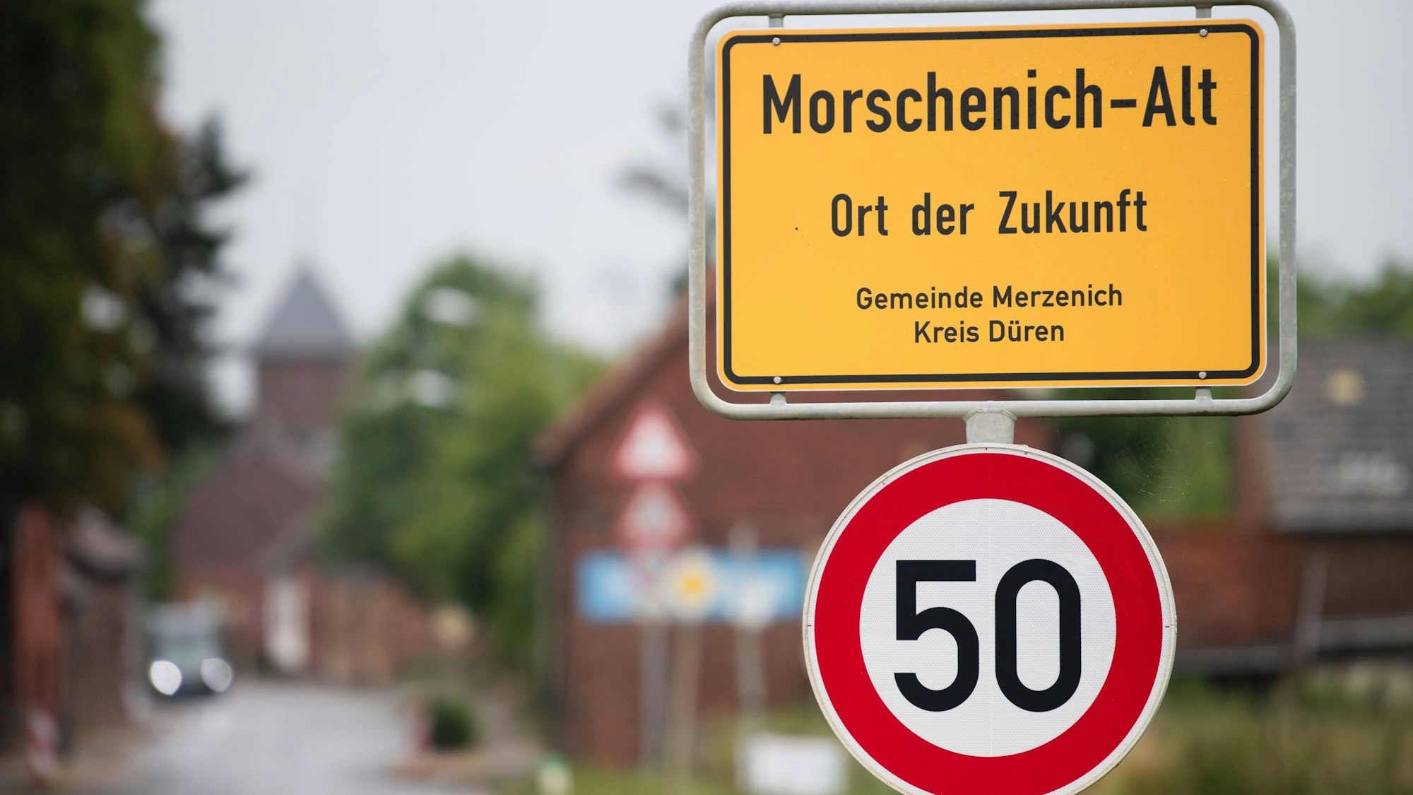 Morschenich-Alt soll doch nicht den Braunkohlebaggern weichen, sondern revitalisiert werden. Die Kirche im Hintergrund ist im April bis auf die Grundmauern abgebrannt.