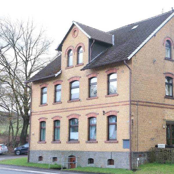 Der imposante Bau mit gelbem Klinker.