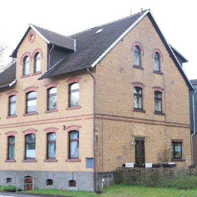 Der imposante Bau mit gelbem Klinker.