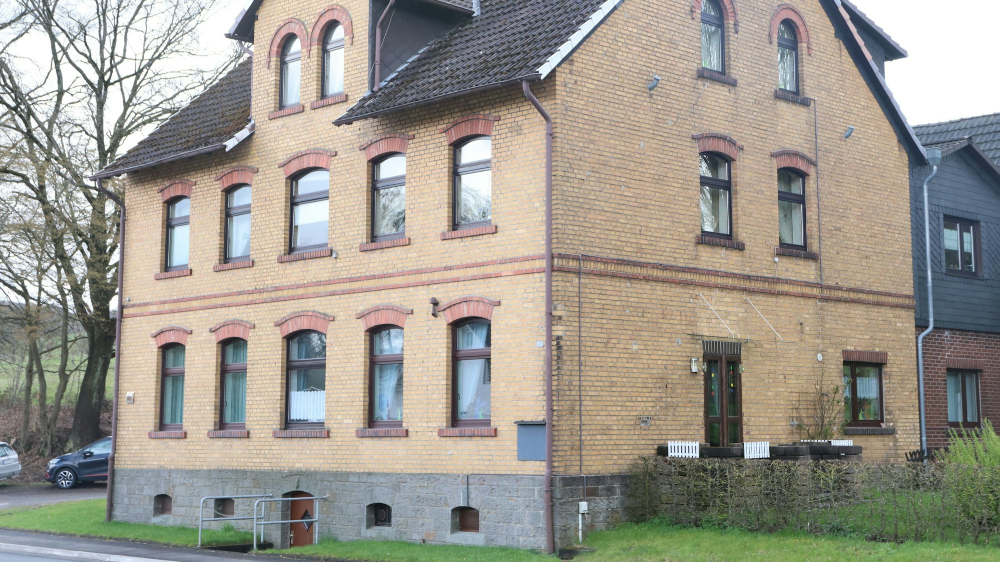 Der imposante Bau mit gelbem Klinker.