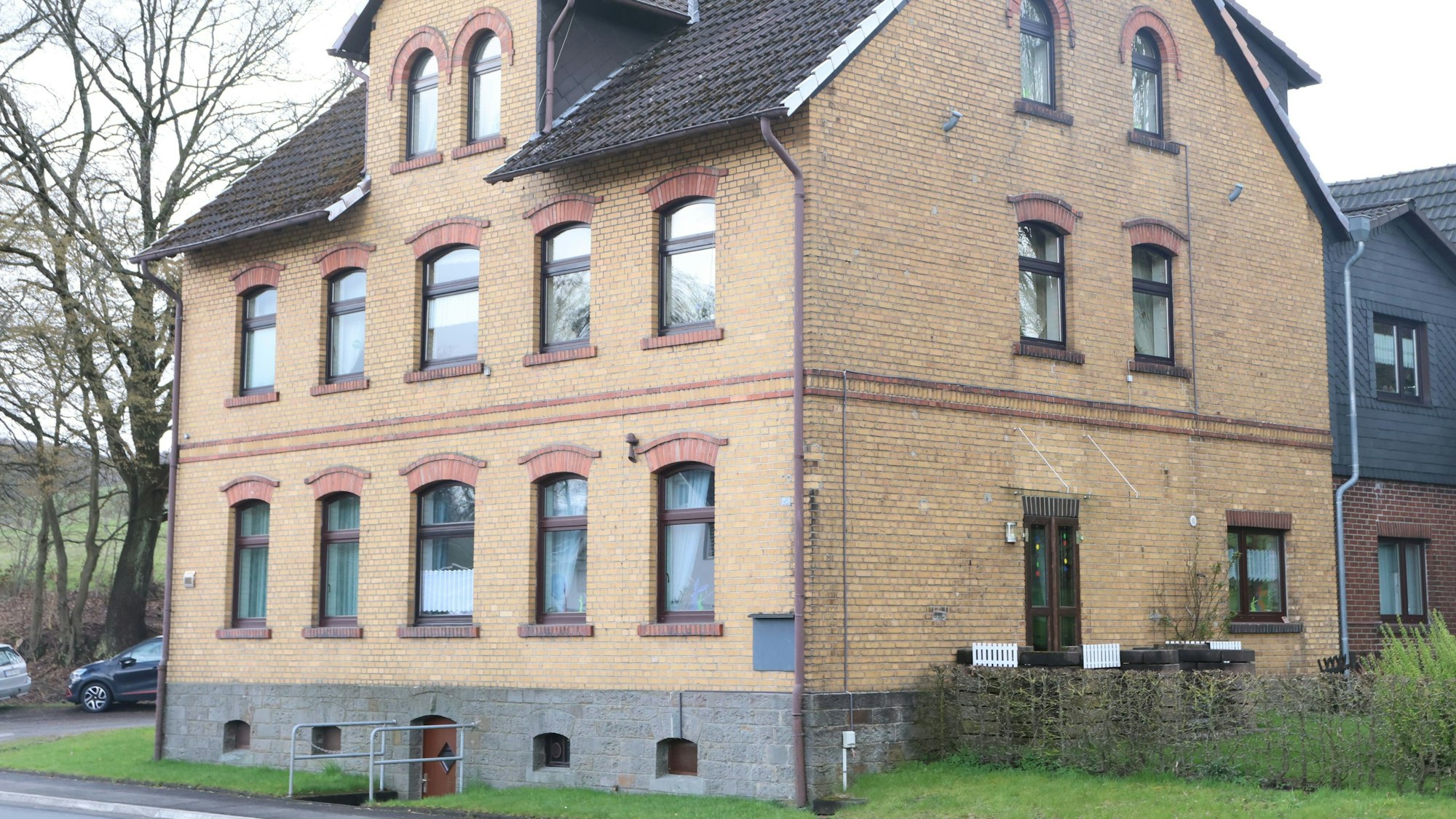 Der imposante Bau mit gelbem Klinker.