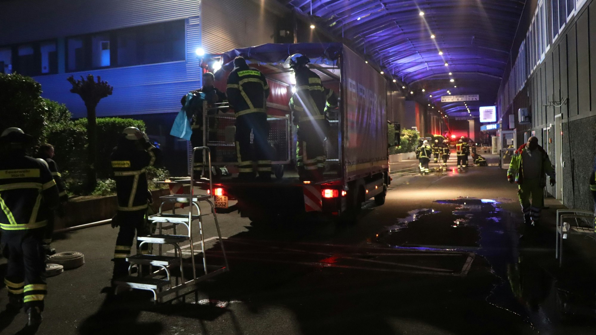 Mit einem Großaufgebot war die Feuerwehr Hürth im Einsatz.
