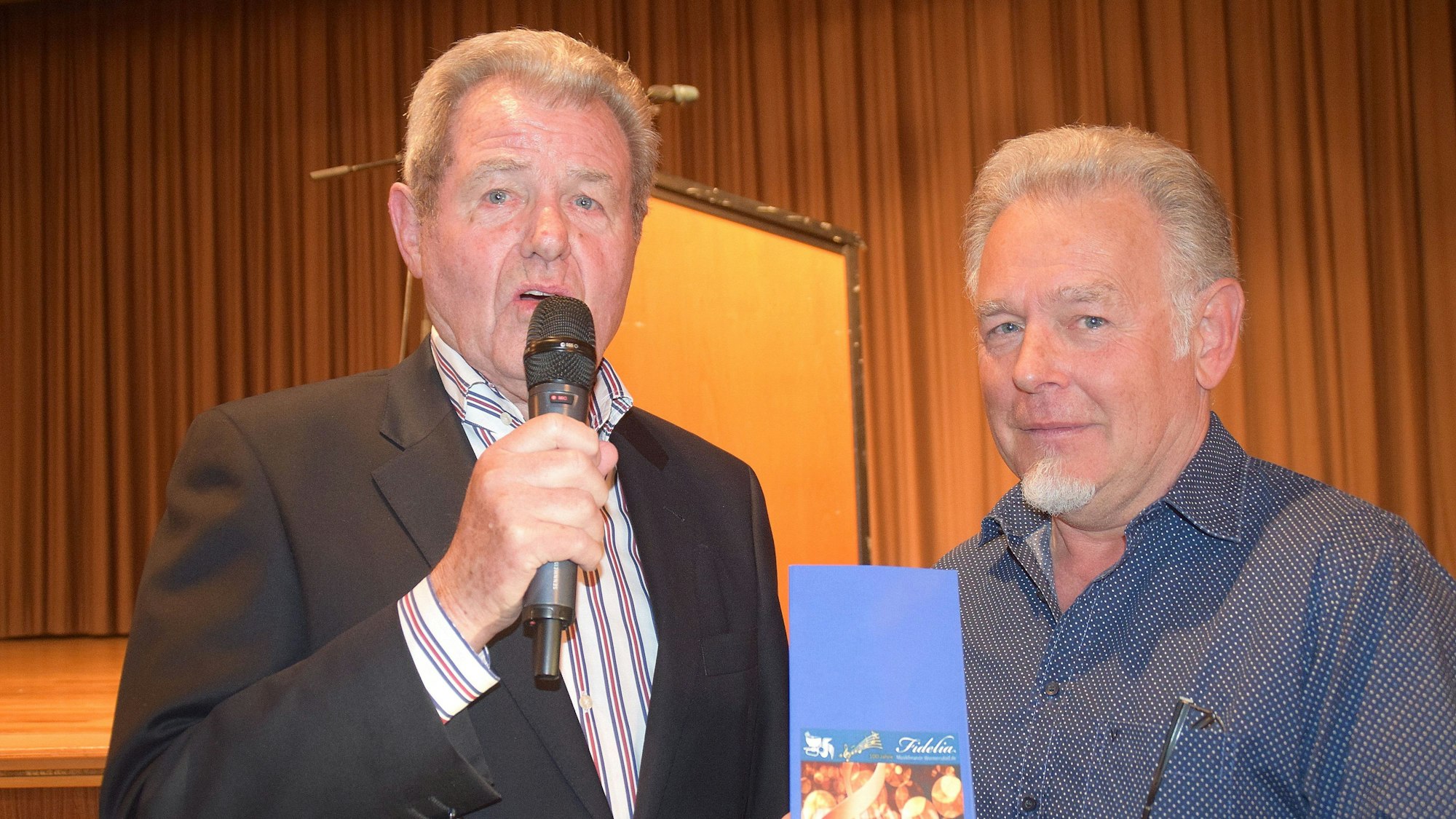 16. April 2023 Rheinbach. Bei der Jahreshauptversammlung des Brauchtumsvereins überreichte der Vorsitzende von Fidelia Wormersdorf (rechts), Jürgen Röder, dem scheidenden Vorsitzenden des Brauchtumsvereins Karl-Heinz Joisten zum Dank ein Präsent. Foto: Frank Engel-Strebel