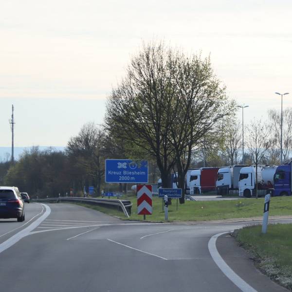 Auf dem Foto ist die Abfahrt zum Rastplatz „Am alten Hau“ zu sehen. Er ist ein beliebter Treffpunkt für Homosexuelle. Um ungestört zu sein, schneiden sie Zäune auf, durch die allerdings Wildschweine auf die Autobahn gelangen können.