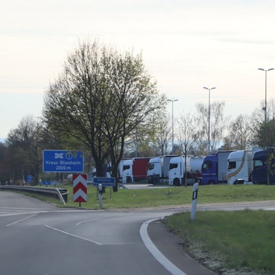 Auf dem Foto ist die Abfahrt zum Rastplatz „Am alten Hau“ zu sehen. Er ist ein beliebter Treffpunkt für Homosexuelle. Um ungestört zu sein, schneiden sie Zäune auf, durch die allerdings Wildschweine auf die Autobahn gelangen können.