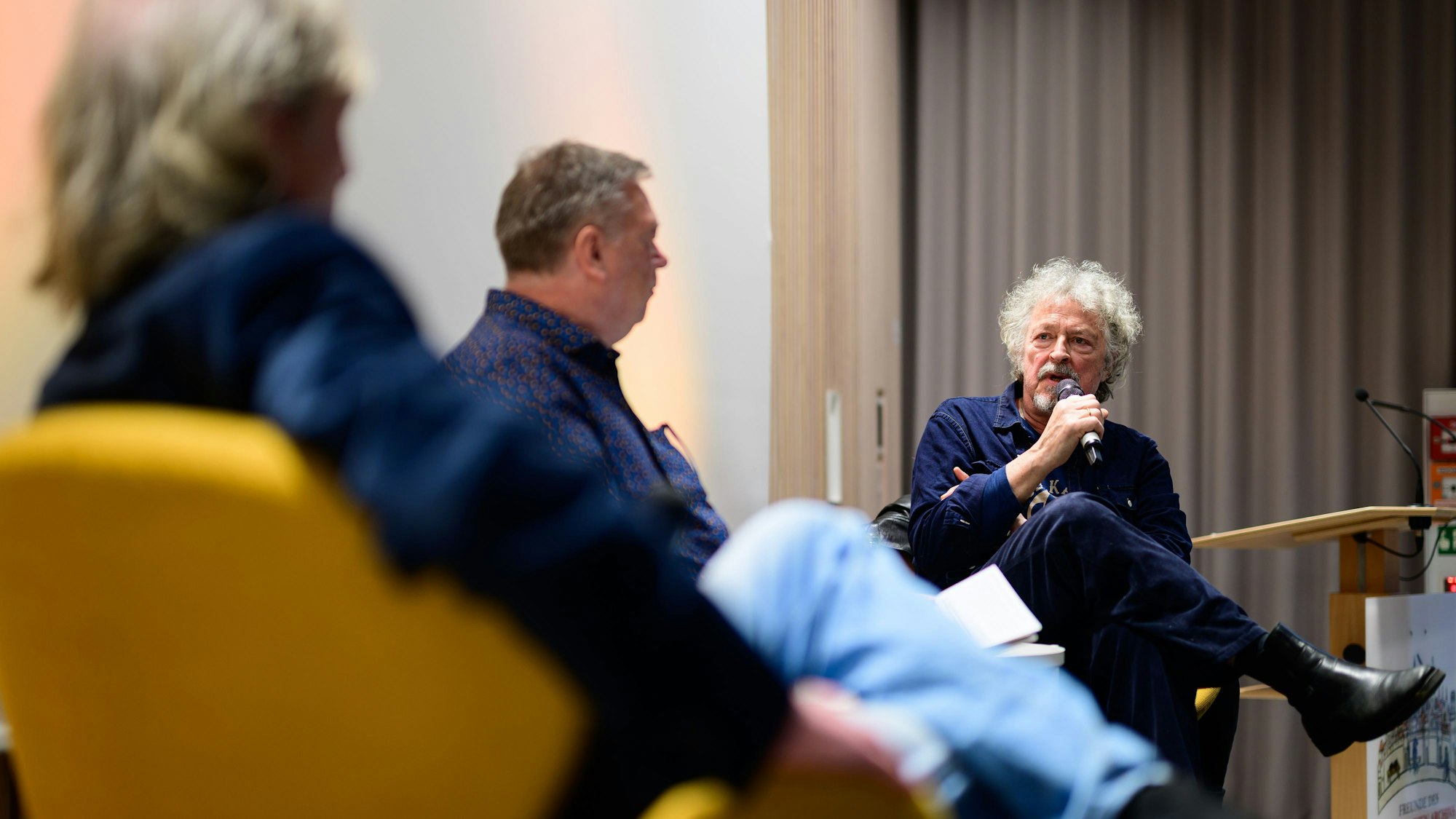 Wolfgang Niedecken hält ein Mikrofon, links Frank Steffan.