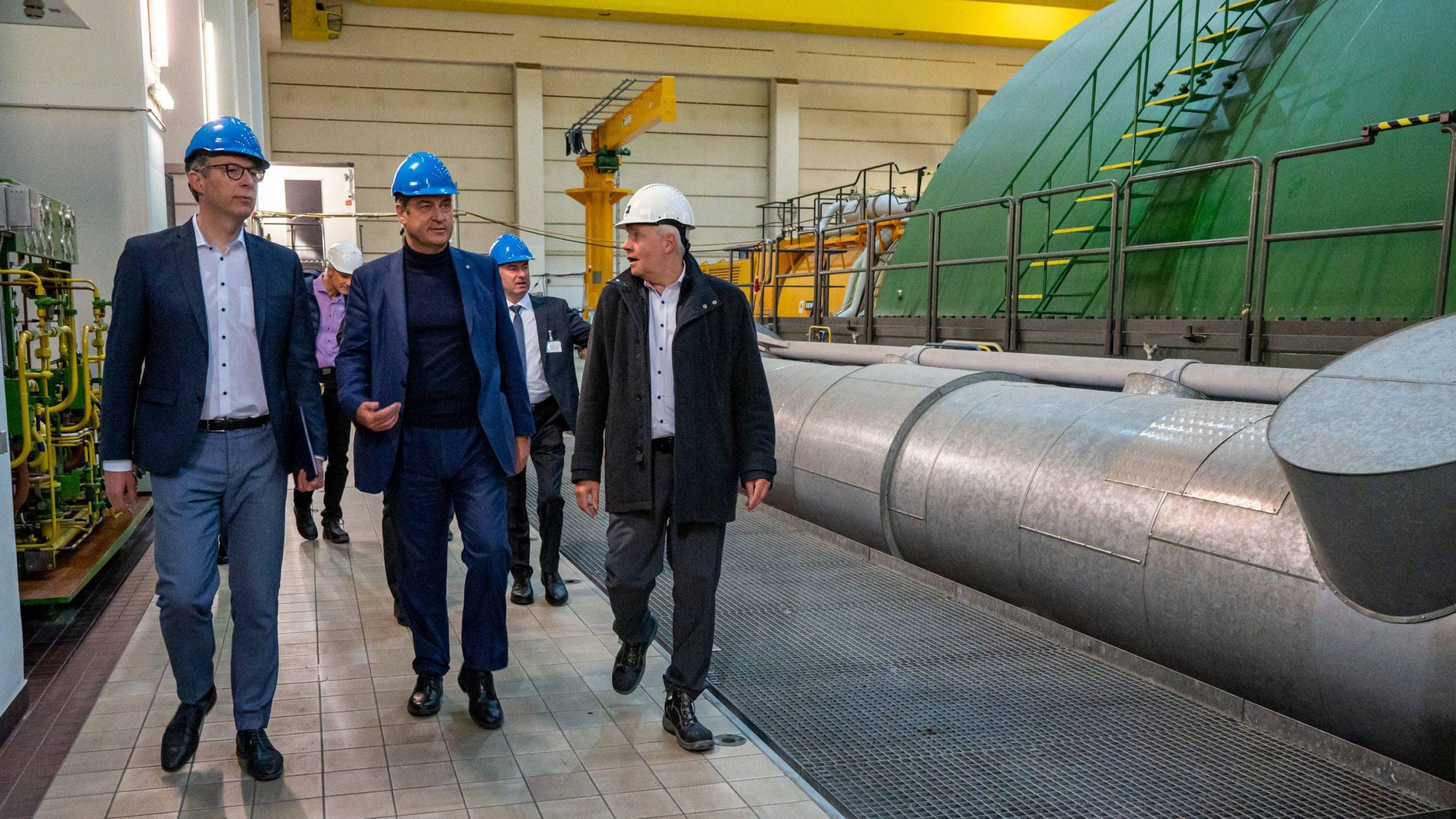 Bayerns Ministerpräsident Markus Söder beim Besuch des nun abgeschalteten Atomkraftwerks Isar 2 am 13. März.
