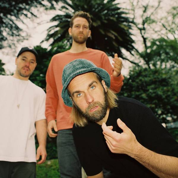 Die Band OK Kid: (v.l.) Raffael „Raffi“ Kühle, Moritz Rech. Im Vordergrund Jonas Schubert mit türkiser Angler-Mütze.